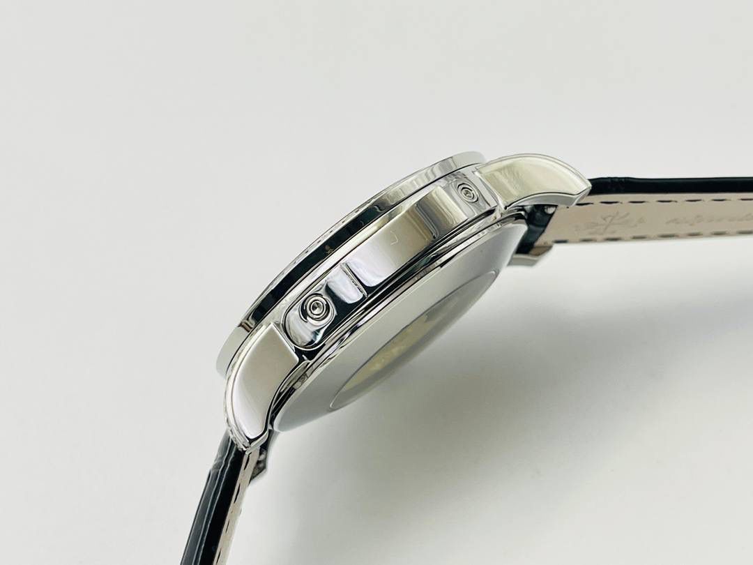 【2022诚意推荐】百达翡丽超级复杂功能系列5073P_010腕表。用心之作，细节方面： 1⃣️突破多层技术瓶颈，机芯型号为CH 29-535 升级版，质量稳定！ 2⃣️尺寸42毫米，与专柜一致。 3⃣️表圈和表耳镶103颗长形钻石。 4⃣️表带搭配意大利头层小牛皮，表扣上镶钻石更显示这块腕表的豪华气质。适合各种商务场合，简敛精致不失优雅！