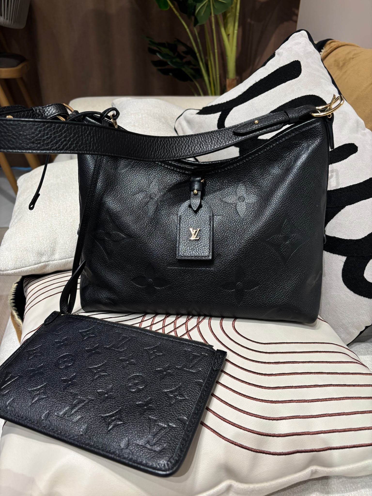 LV Carryall PM Calfskin 100%Authentic, 95%New ✅Pouch ✅Dust bag