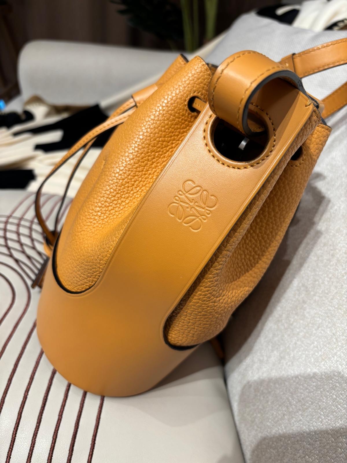 Loewe balloon bag Calfskin 100%Authentic ,95%new✅dust bag 