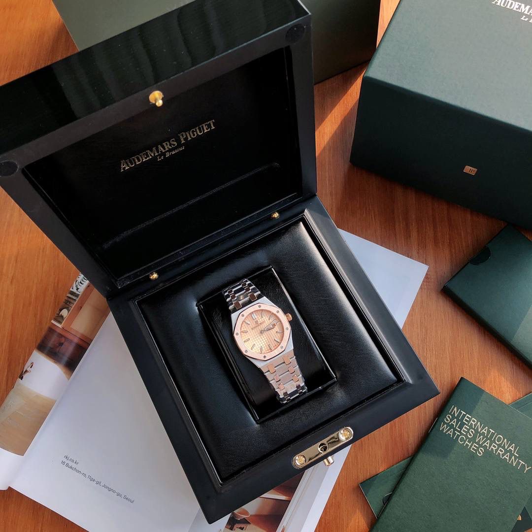 新年好礼！专柜很难买的AP女款到货啦！今天我们介绍的就是爱彼皇家橡树系列中的女士腕表。其官方型号为67650ST.OO.1261ST.01。爱彼皇家橡树系列独有的八角形外观还拥有爱彼独特的设计风格也将女士优雅风格融入其中，深受女士们的爱戴，即使只有33毫米的小尺寸，也将爱彼独有的纯净美感与刚毅线条展现的淋漓尽致。 搭载瑞士石英机芯、拥有实用的日历显示功能，女士们佩戴起来不会显得沉重 配专柜全套包装出售。这种货一般数量不是很多的。数量有限哦😎🚀🔥