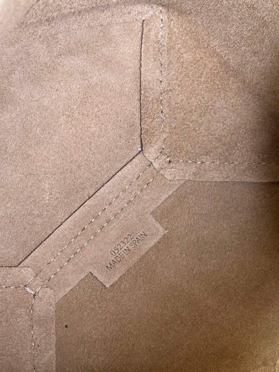 *𝐏𝐮𝐳𝐳𝐥𝐞 𝐅𝐨𝐥𝐝折叠手袋👜* ——全新【𝗡𝗘𝗪】升级‼️ 延续经典𝙋𝙪𝙯𝙯𝙡𝙚的标志性几何裁剪设计，新晋顶流🅰️𝙋𝙪𝙯𝙯𝙡𝙚 𝙁𝙤𝙡𝙚 𝙏𝙤𝙩𝙚以折纸包为灵感，升级成🉑完全折叠‼️的结构，立体与平面任意切换，出差旅行🧳必备单品。小牛皮材质轻且柔软，𝐌𝐢𝐧𝐢尺寸搭配一条可拆卸式肩带，手提，肩背，斜挎多样化背法✨ 尺寸：𝟏𝟔.𝟓-𝟗.𝟓-𝟐𝟎cm 款号：052322