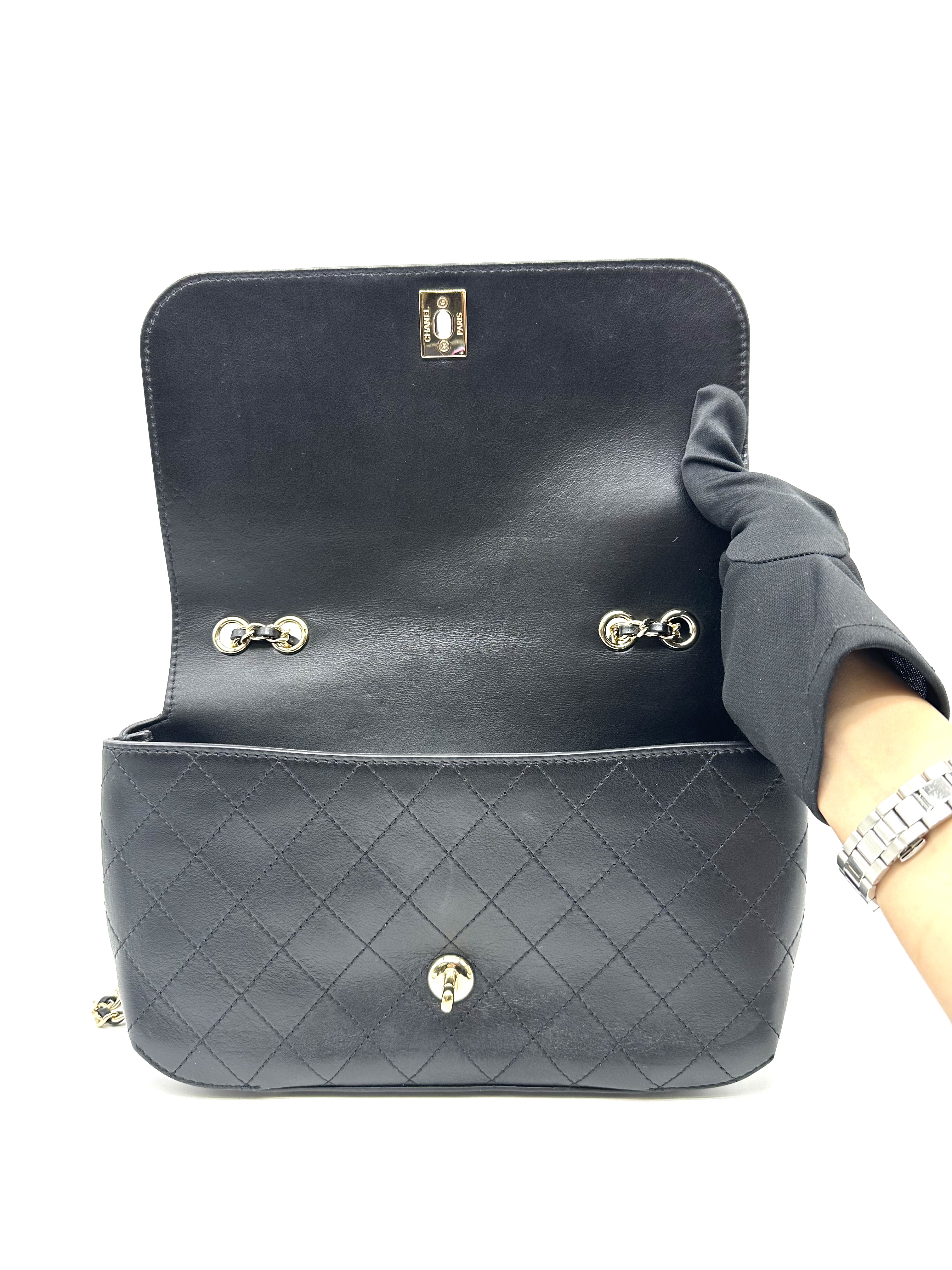 Pre-Owned Chanel Calfskin Stitched CC Case Flap Bag / Product Code: 26040910