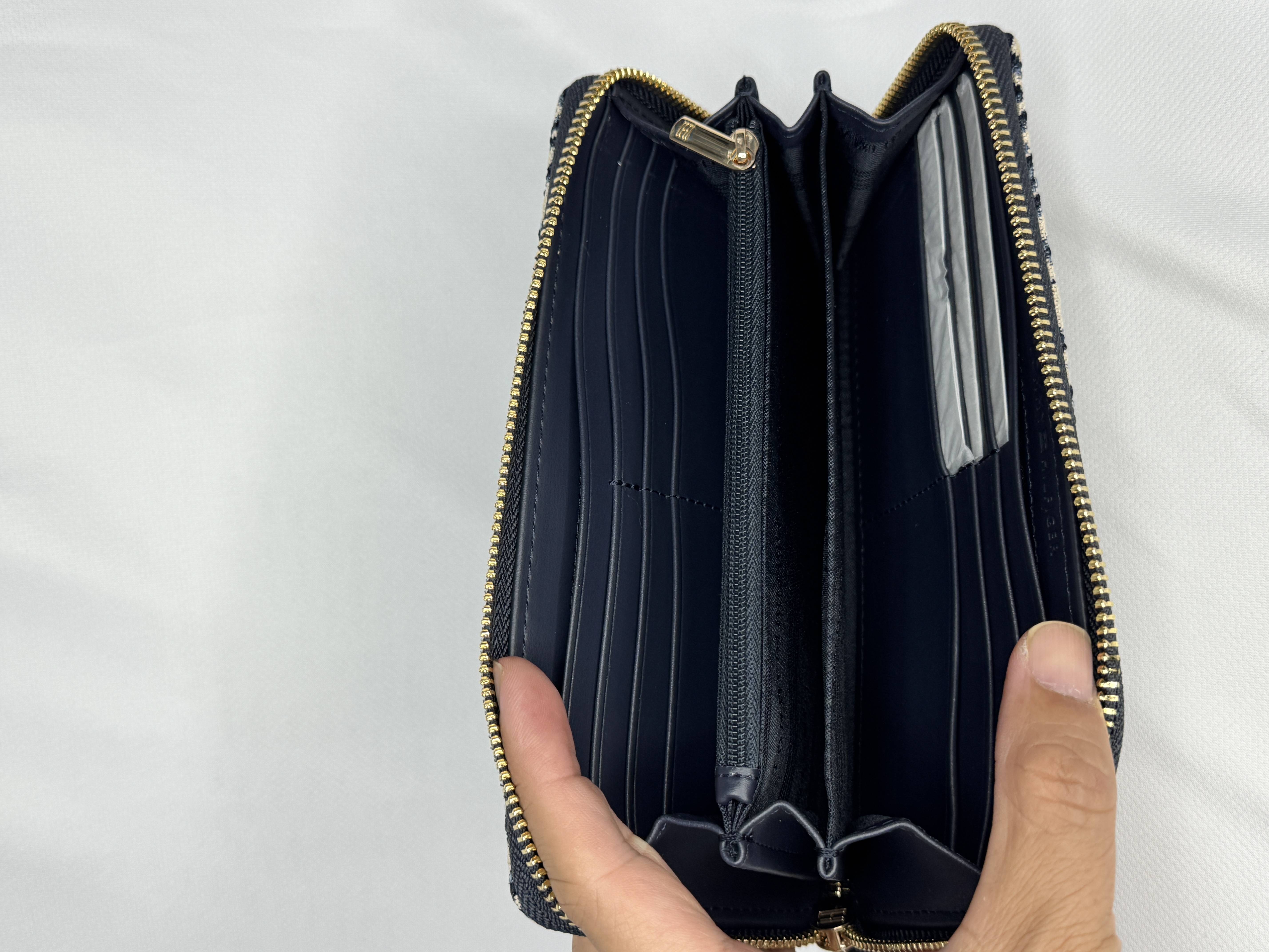 Tommy Hilfiger Monogram長銀包 (香港現貨)