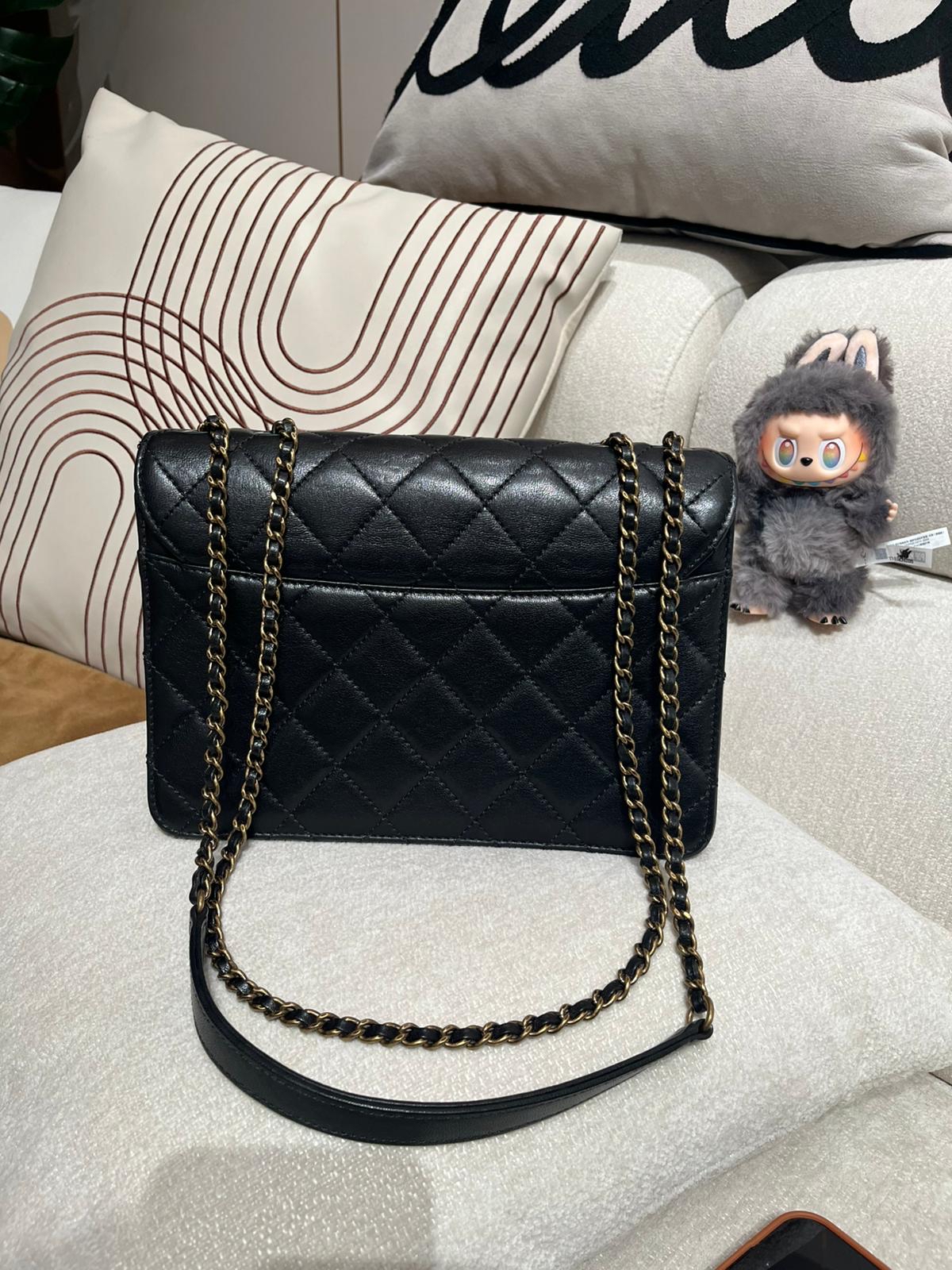 CHANEL FLAP BAG BEAUTY LOCK BLACK A93222 100%Authentic,95%new ✅ 專門店收據✅22卡✅ 塵袋 ✅ 盒 
