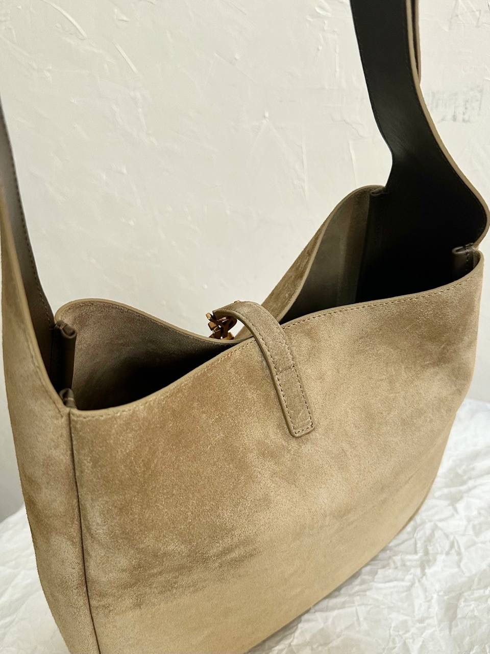 销量王🔥仅剩少量❗️ ys1 hobo bag腋下包大号麂皮麦绿金💴 我和你们说，这只包看着普普通通 但是上身是真的很好看！ 第一次看到他们家有这种慵懒的腋下包 反绒双色牛皮➕胎牛皮内里 又轻容量又大，真的很～～好背 大号真的无敌慵懒和随性 这只包的灵魂在于圆滚滚中又有型 市场很多做得太挺括硬朗，那种货打咩啊❌ ZP开发⚠️全套包装哦～ 31×30×13cm753837m