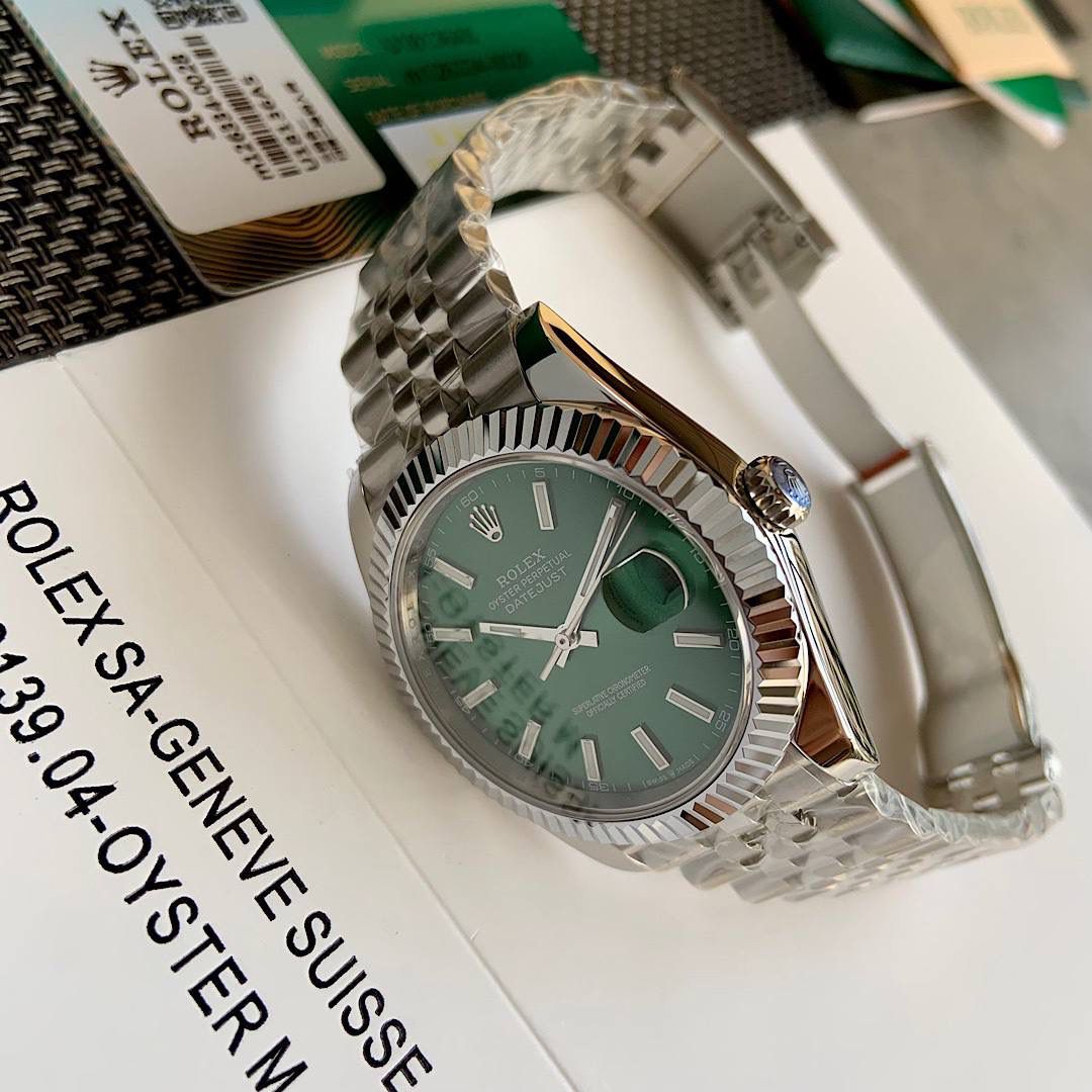 劳力士 ROLEX 日志型｜最新版牛货正式发售 ⌚️ 日志型自 1945 年问世以来，作为全球首款在 3 点位设日历窗的自动腕表，奠定现代腕表设计里程碑，经典外观历久不衰。 本版本采用 劳力士专用 904 精钢，外观比例与细节打磨高度到位；41mm 表径，蓝宝石耐磨镜面，密闭底盖设计，整体观感与原装一致。 核心配置选用 瑞士进口 SW200 全自动机芯，稳定耐用，性能成熟可靠，实用性不逊色同级方案，真正适合长期佩戴。 不夸大、不噱头，专注细节与完成度，全套包装出，价格非常给力！