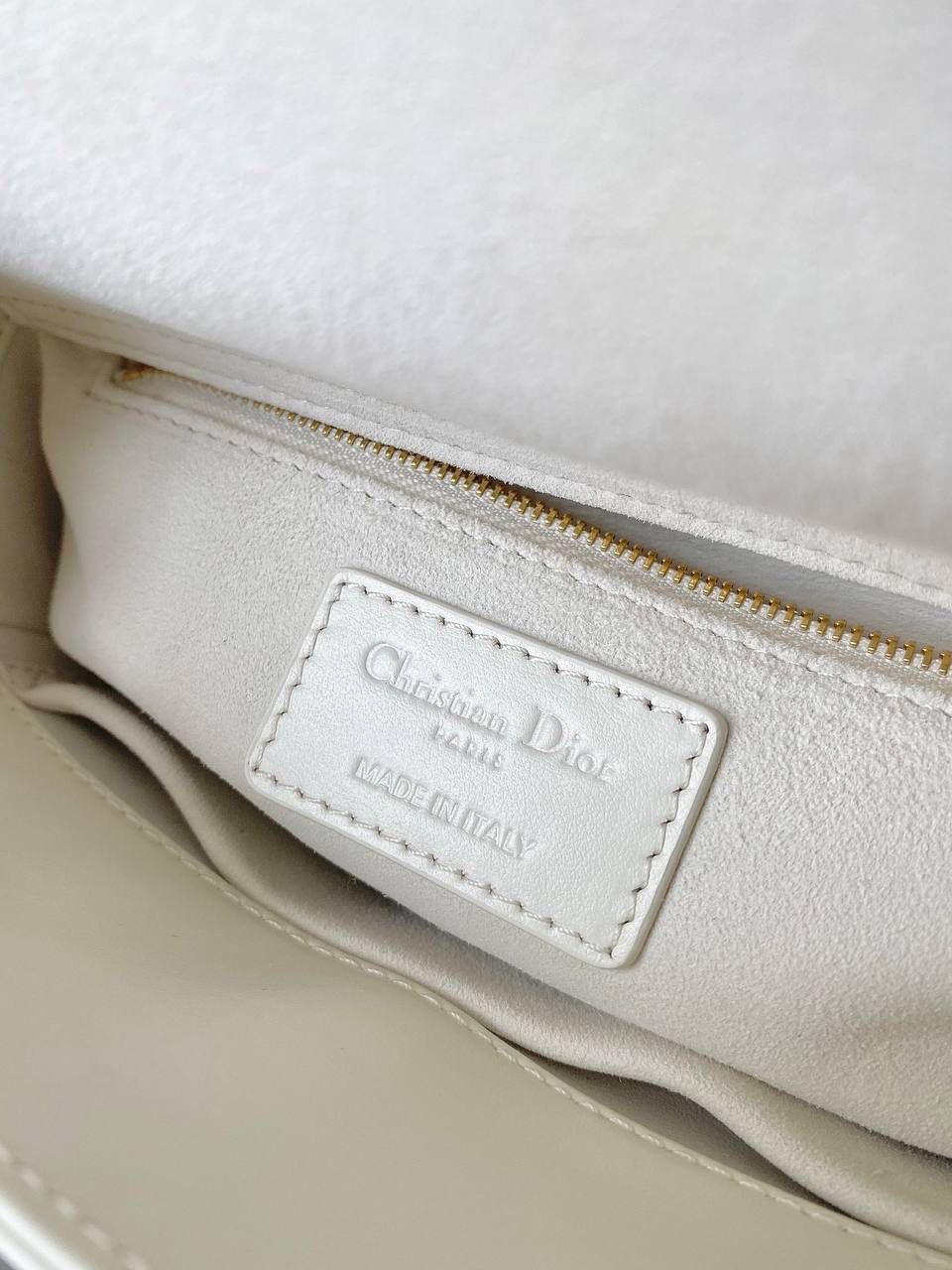 🈶钻石白 𝗗𝗶𝗼𝗿 𝗟𝗮𝗱𝘆 𝗯𝗮𝗴四格 特殊处理的哑光牛皮钻石藤格纹 八个切割面挺括有型，全套磨砂材质五金 复古时髦感超强，真是什么场合都可以把住 绝对是lady中的天花板了，强势出圈啦姐妹们 （配送8个五金字母） 20×16.8×8cm#4360m