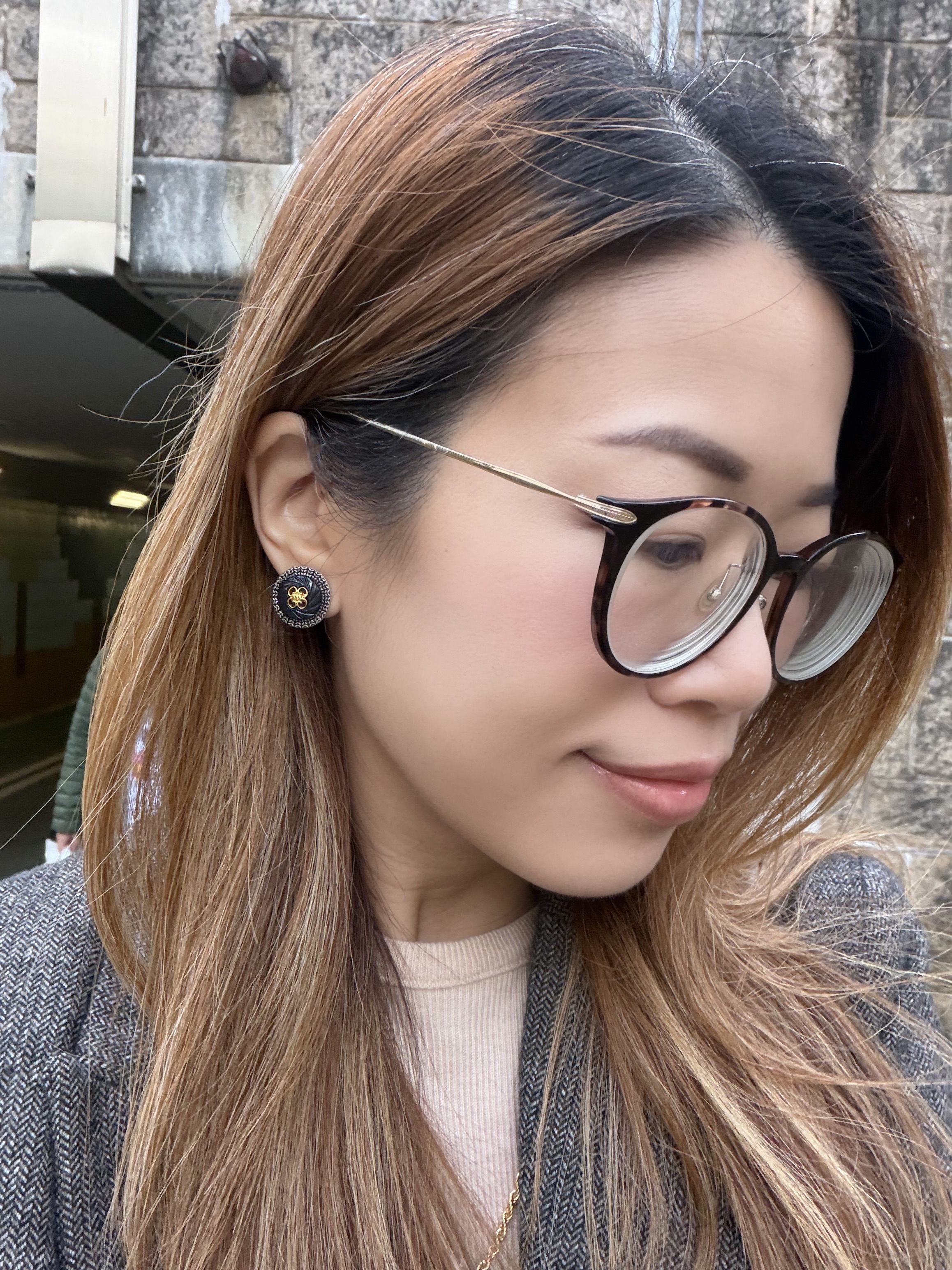 英國金屬壓花RUFFLE裙邊鈕扣耳環/黑銀