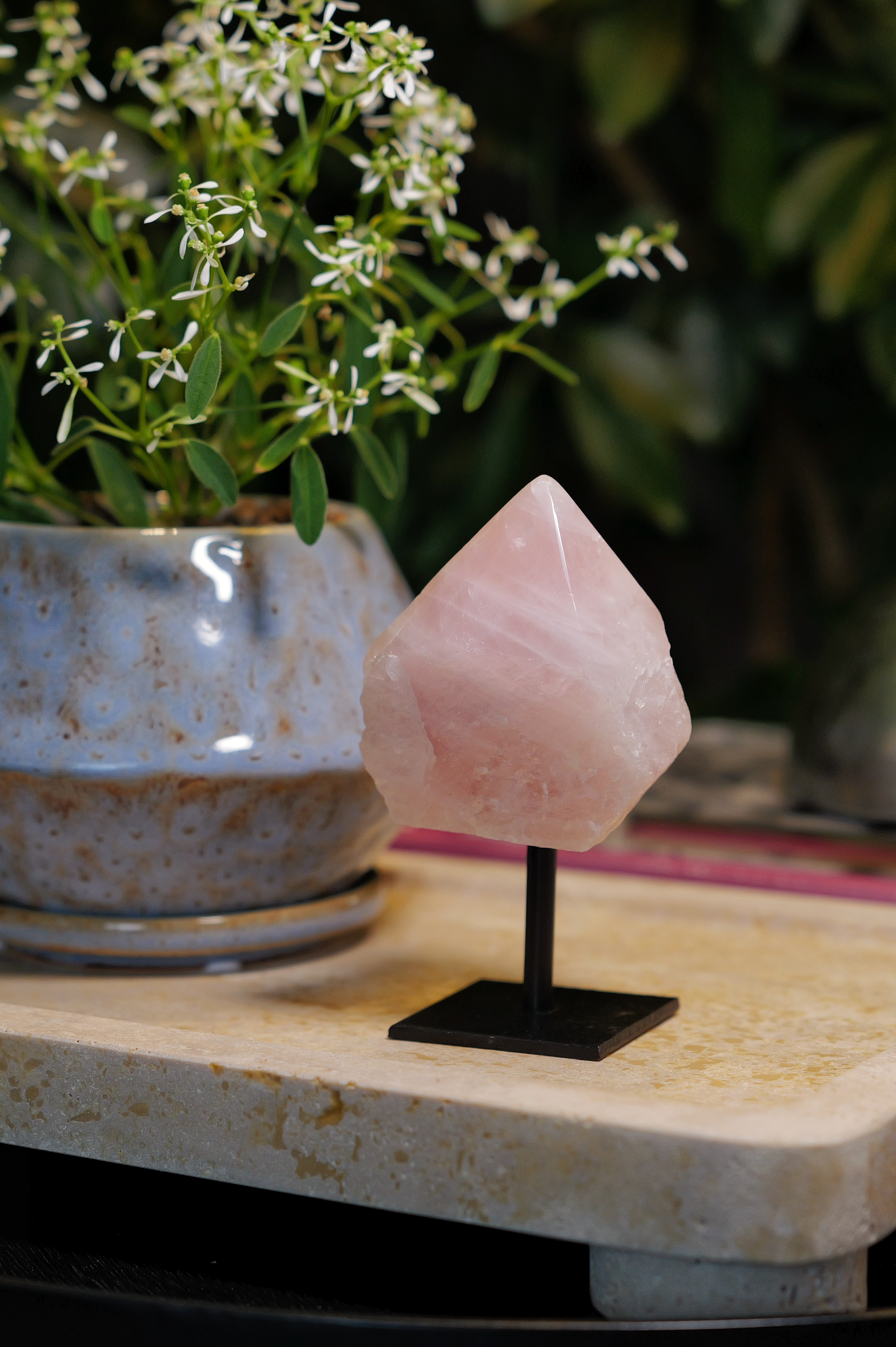 ༒11.2cm半打磨原石 粉水晶連托架擺件༒ RQ.8027C15G3JJ-RA30*ANN