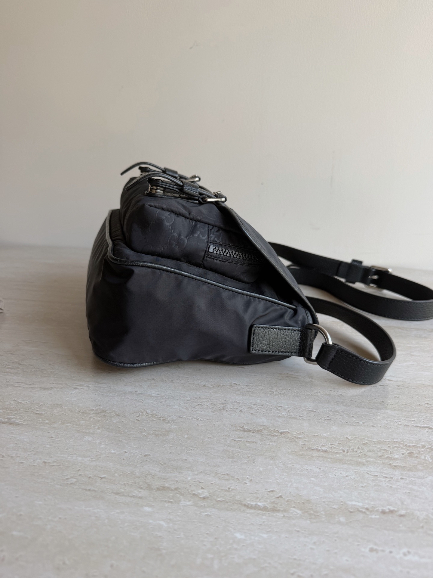 【預訂貨品】Gucci黑色老花尼龍郵差包