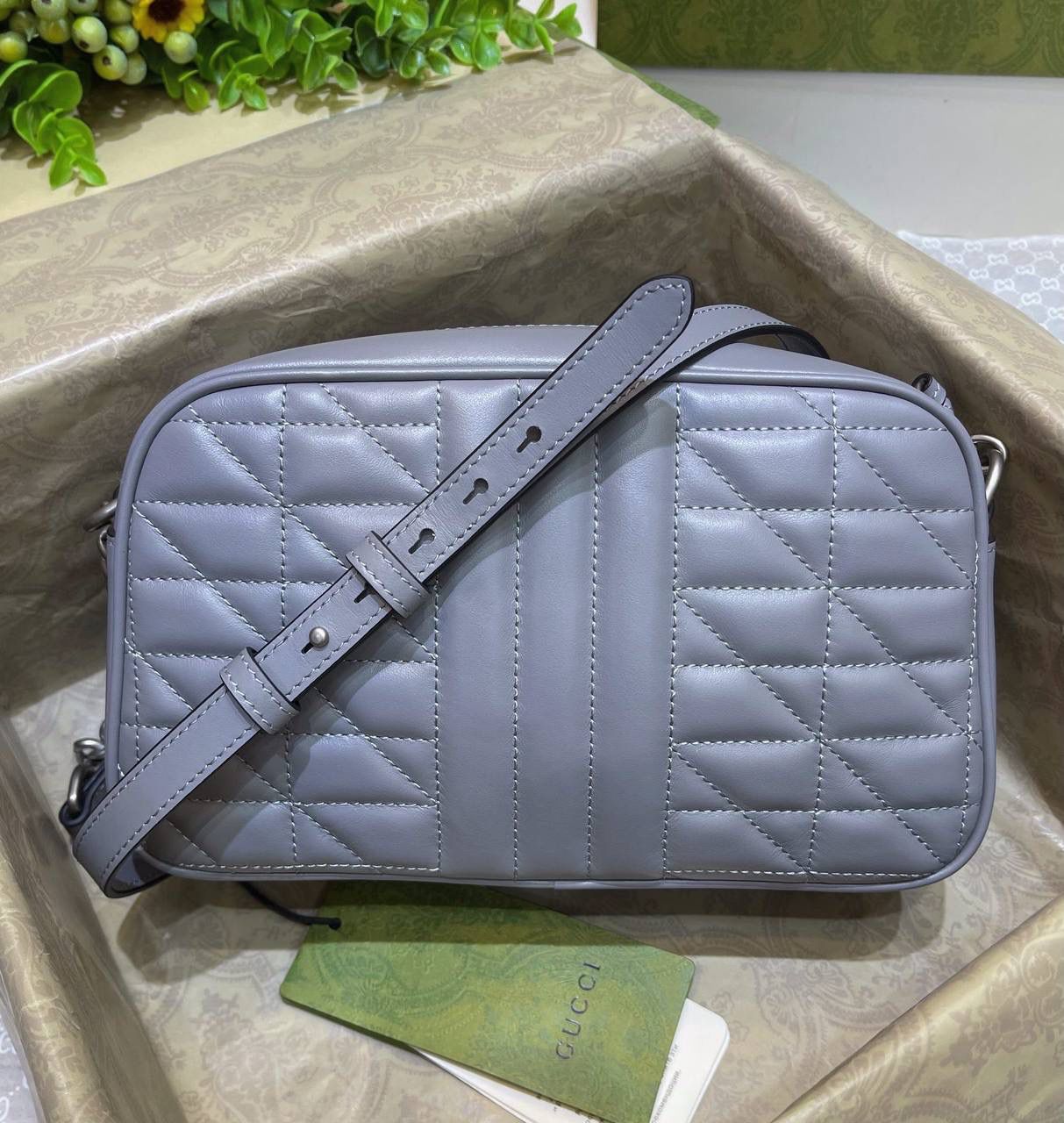 ✈️✈️✈️🔥𝐌𝐚𝐫𝐦𝐨𝐧𝐭菱格原厂皮# ▫️型号447632 ▫️尺寸 24*14*8cm 全新经典款相机包 ，整个包身下血本都用了原厂牛皮❗️最基础的包型.立体棱格绣花在灯光下让整个包活跃了起来，肩带可调节上身太好驾驭 不挑身高，也是全球打人必备的百搭单品！