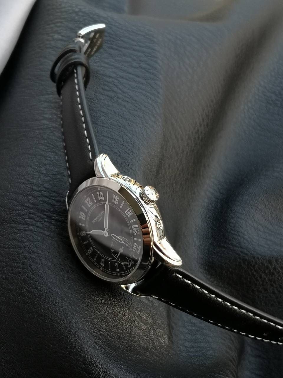 百达翡丽复杂功能系列5224R-001重磅登场，复杂时计腕表，以超复杂的工艺技术打造休闲运动腕表。 机芯采用复刻版31-260 PS FUS 24H自动上链机芯，在实现外观的逼真前提下，功能一并完美诠释。 改装大师独立制表人，倾情参与定制改装表盘颜色，给予独一无二的腕表增添有趣的灵魂！ 匠心力作 欢迎各位表友品鉴！