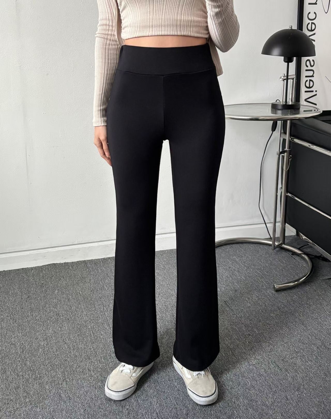 ✅✅極力推介✅✅全靠條褲瞬間視覺增高🆙只需要著上呢條褲今日份舒適快樂☺️☺️就屬於你日常穿搭褲貼合身型 計更顯提臀效果👍粗邊橡筋褲 設計腰封封印住個肚仔中高腰設計凸顯身材曲線❤️修飾身形🆙微喇褲型線條極顯纖長👯‍♀️贴而唔繁舒服得又線條美🎊部弧形剪裁🎬有提臀效果