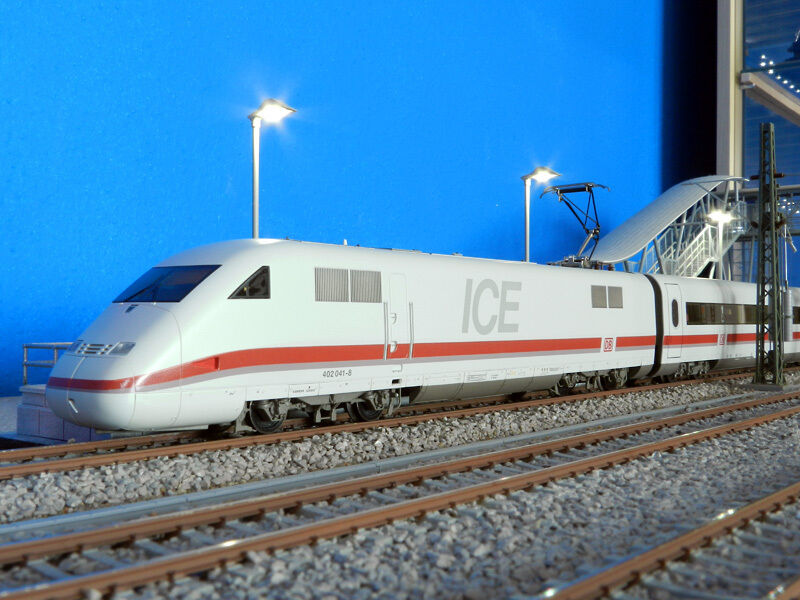 Germany High Speed Train: Inter-City-Express ICE2 Fleischmann 4452 Twin Cab set DCC Sound