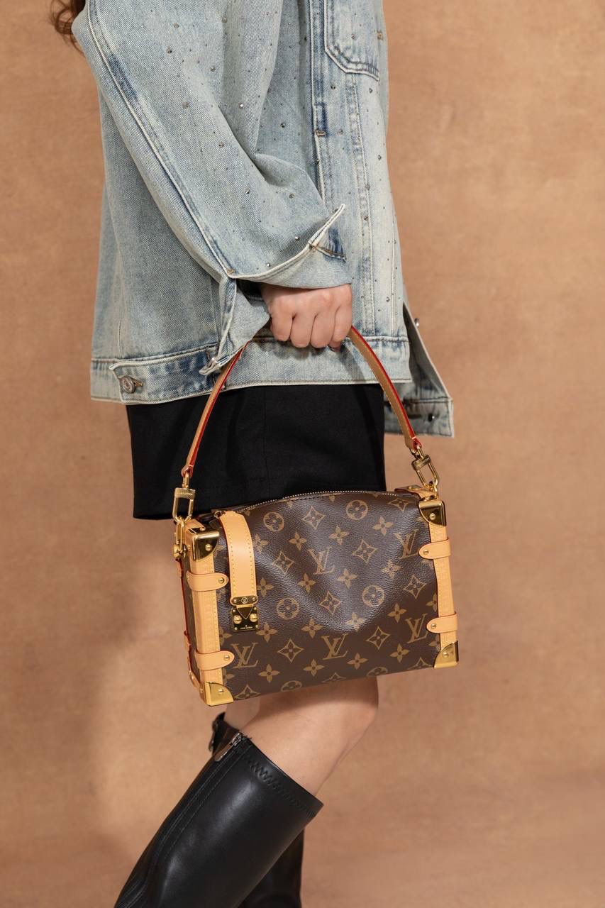 LV SIDE TRUNK🎀 用的是 A+ 级全钢五金，结实又耐用，拿在手上很有分量感，看起来就很 luxe。再配上 进口高弹面料，摸起来舒服，还有一点点光泽感，整体很时尚💖 包装是 全套包装，感觉真的很有档次，送人或自己用都很可以～ 中号：尺寸 21 × 14 × 6cm 小号：尺寸 18 x 12.5 x 8cm 大小刚刚好，小巧但很实用，出门背超方便💯👍 不管是材质、设计还是包装，都看得出很用心，走的是 质感路线。 这款包就是那种：低调但很有品味，越看越喜欢的类型～👜✨