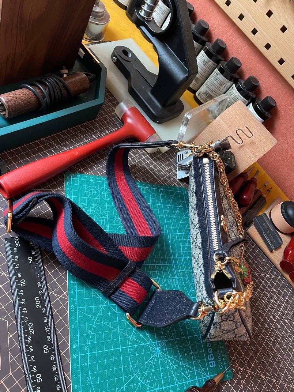 🔘gg ophidia系列小号手袋 草莓圣诞款（天花板级别） 无论你是怎么样的妹纸，想必都有一短小小的时光，总是想被草莓的东西包围着吧！ 今年圣诞款是甜蜜的风格，草莓的色调已经疯狂流行起来了。正厂意大利marbella pellami进口皮，佛罗伦萨顶级的制皮工艺，行业标杆业界翘楚领头四大门派，拿手的猪皮纹有各式各样的软度，所以有些时候真的要好好对皮跟颜色，好皮不是天天有，配上同等做工，打造唯美的气质，优秀得很勒。🤩🎀 尺寸：25x15x6cm 🔍款号：735132