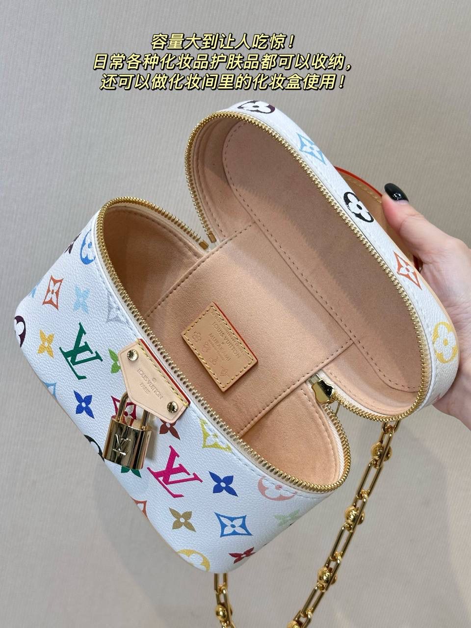 LV化妆包白三彩👜✨ 包身灵感来源于Louis Vuitton的vi老花旅行箱。以经典的方圆化妆包造型打造设计，让这款包包独显个性，搭配手提手柄与可拆卸链条带，日常手提肩背斜挎都很方便，不会觉得繁重。 包身缤纷的三彩Monogram，像是打翻了颜料盘，让整体变得特别年轻、有活力。不愧是村上隆和LV联名的系列！🌈❤️ 尺寸：19-12-6.5cm