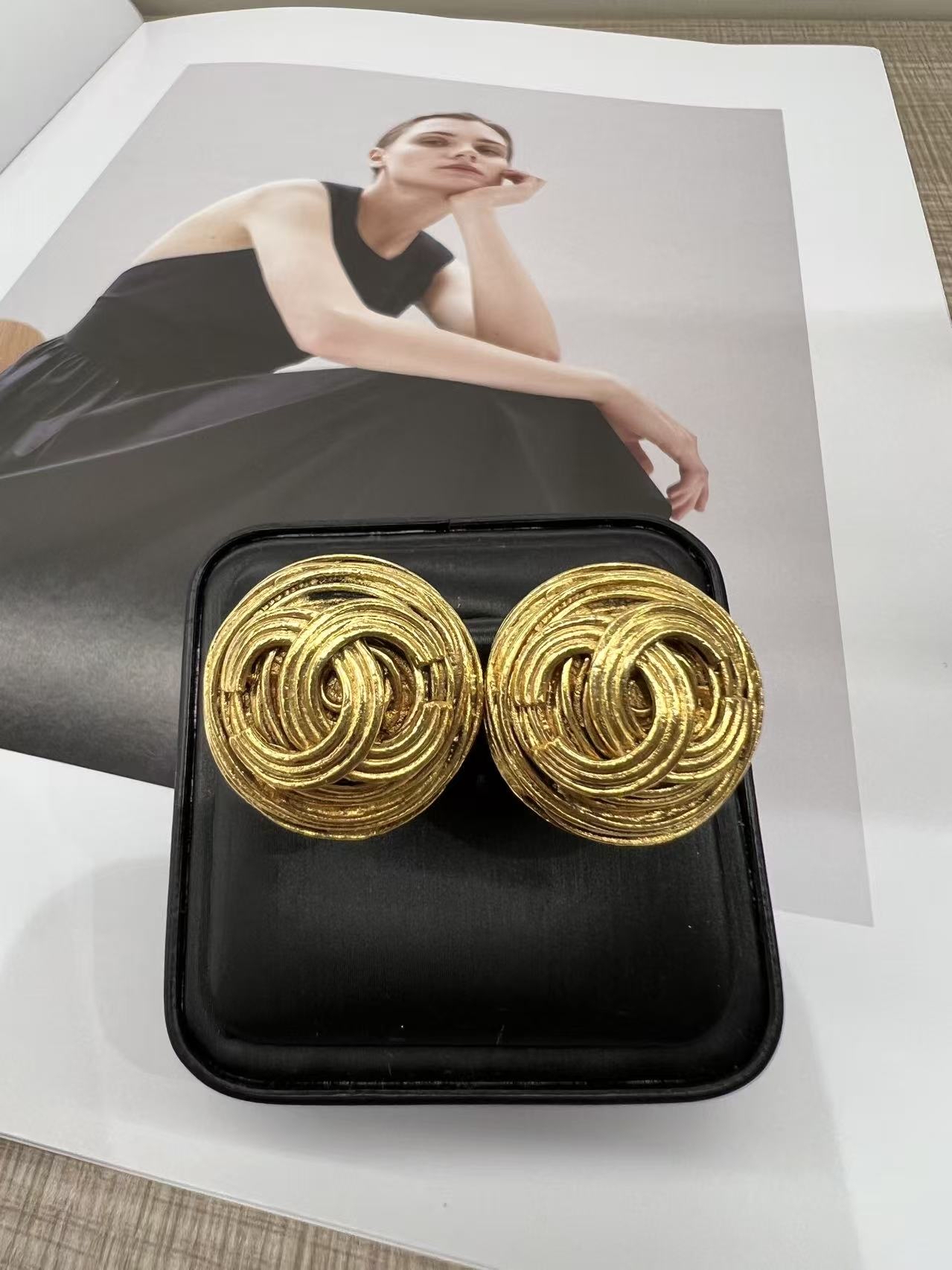 Chanel 復古經典Logo金色耳飾
