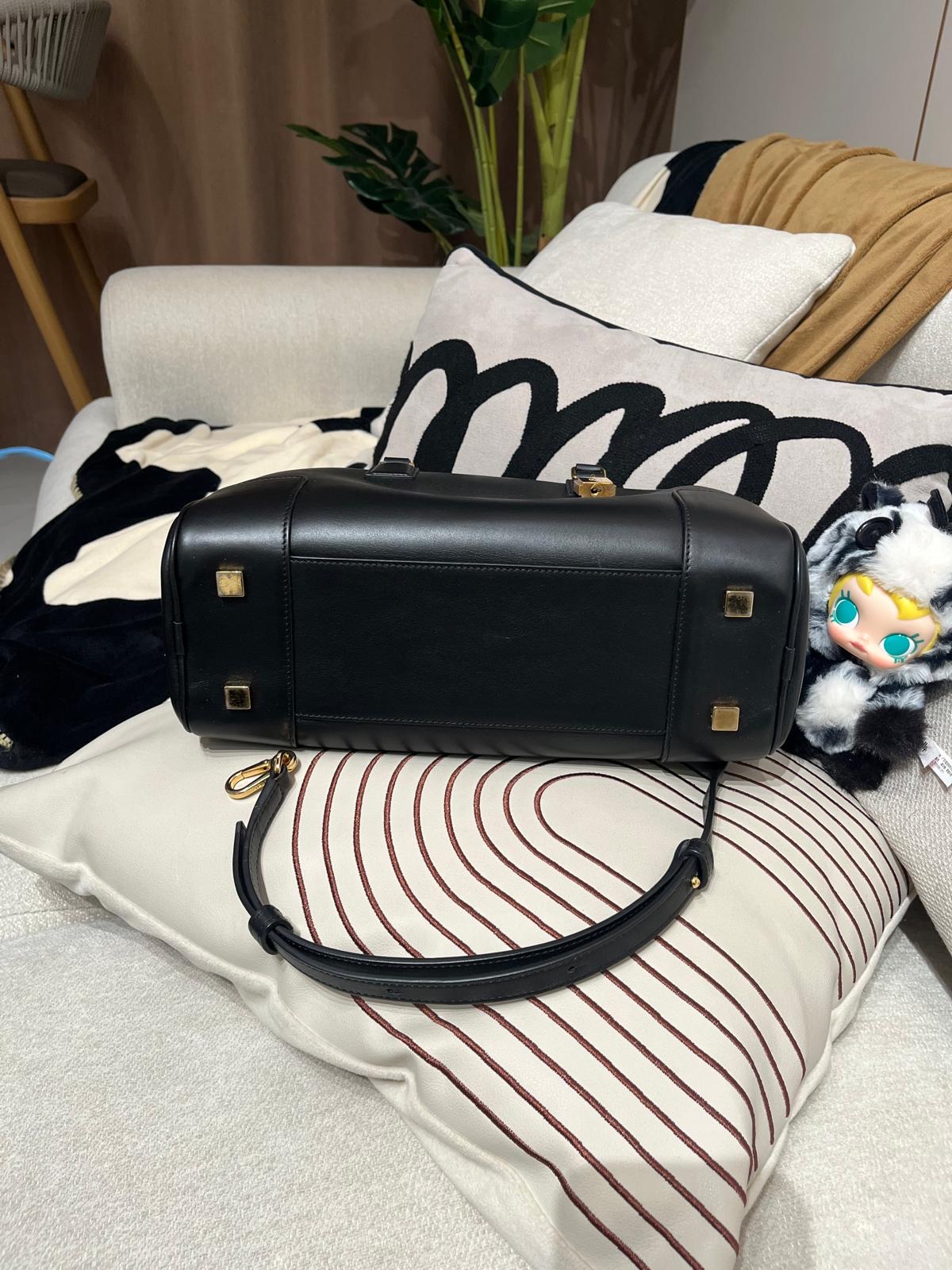 Loewe Amazona 28 bag in nappa calfskin 100%Authentic,  95%new ✅dust bag✅key lockpad