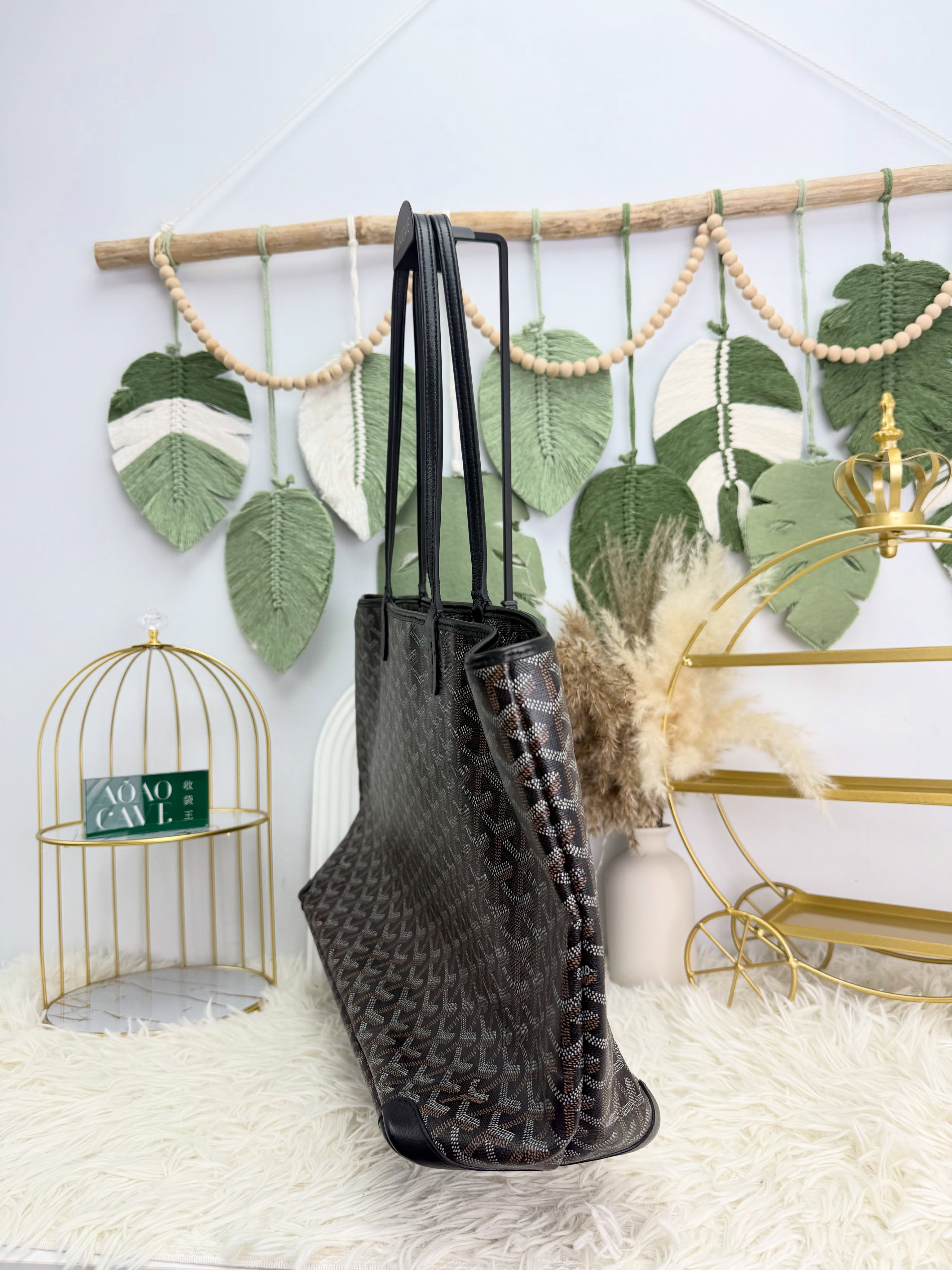 Goyard 👜 PRE OWNED 🛍️ MM size Artois Tote Bag🤎  34*14*27cm   💥超抵用‼️  💰優惠價 : $7980 85%new #收袋王  喜歡的話快點pm/whatsapp 我們💓 銷售熱線51111 321（whatsapp)  我們服務包括有：手袋飾物回收、手袋置換(一換一、一換多也可以） 、專業手袋鑑證、專業手袋護理 Is 購買方法 🏢親臨門市 荃灣南豐中心15樓1521室（荃灣地鐵站a出口1分鐘到）敬請預約 ❤️只賣正品正貨，任驗💓🫰🏻 ❤️‍🔥本店為香港註冊公司絕對真貨，信心保證👍🏻 🫰🏻本店設有鑑證服務，有駐場鑑證師  ✨歡迎追蹤我哋各個平台緊貼最新優惠x貨品🔥😍 👇🏻👇🏻👇🏻👇🏻👇🏻👇🏻👇🏻👇🏻  ⭐️Instagram: aoaocave  🌈Facebook: aoaocave收袋王  🔥Carousell: acluxuryhk  👆🏻👆🏻👆🏻👆🏻👆🏻👆🏻👆🏻👆🏻  ___________________________  Disclaimer🫰🏻All trademarks and copyrights are reserved to the original brand holders. @AOAOCAVE sells only authentic goods and is not affiliated with any of the brands mentioned.  @AOAOCAVE 跟任何品牌無關，而且沒有持有任何品牌資版權，亦沒有與任何品牌合作。所有商標及版權歸屬於品牌坊所有，帖子只作分享用途。  #aoaocave #手袋回收