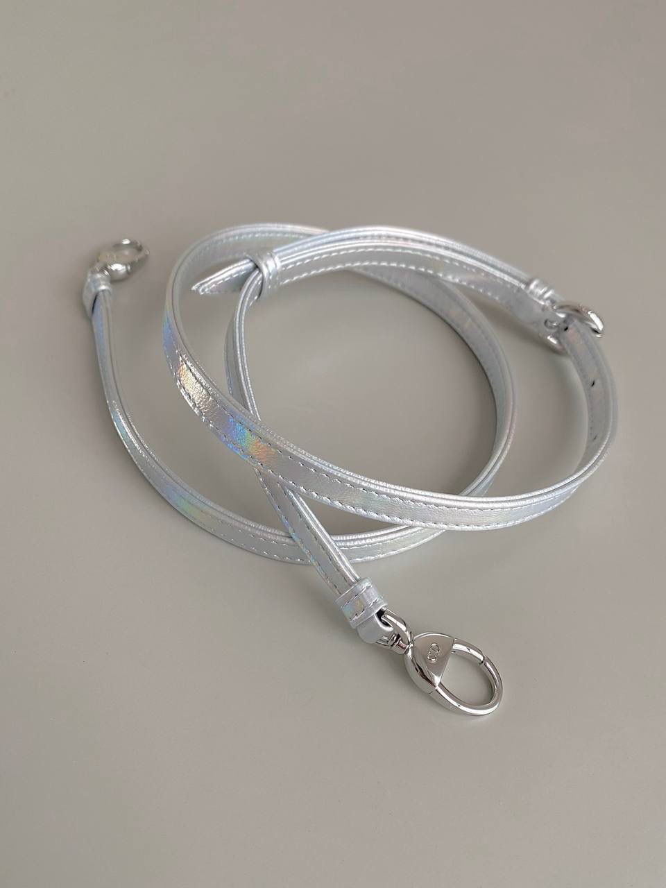 𝗗𝗜𝗢𝗥 𝗺𝗶𝗰𝗿𝗼 𝗹𝗮𝗱𝘆 𝗯𝗮𝗴23新色 🈶镭射银 天阿噜！小小只，简直太太太太可爱了！ 快！快！快！很少见有这么特色的包 Bing灵动炫目大胆的科幻视觉冲击太震撼 整个包身珠光呈镭射效果，犹如彩虹般 很是惊艳！配银色金属更有张力，好抢眼啊 可爱与炫酷的反差碰撞，也就只有它独具一格 拿到手你们一定要多背出去走走 它实在是美到过分了！！ size：12×10×5cm