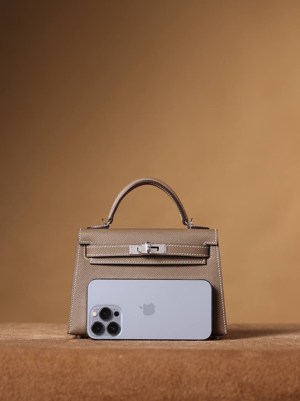 HERMES 爱马仕 Mini Kelly 二代 👜✨ Mini Kelly 二代 大象灰银扣 高清实拍图 尺寸：19*12*6cm Hermès爱马仕是世界著名的奢侈品品牌，1837年由Thierry Hermès创立于法国巴黎。爱马仕早年以制造高级马具起家，迄今已有180年的悠久历史。 其整个品牌从整体到细节以及专卖店，都弥漫着浓郁的以马文化为中心的深厚底蕴🎀