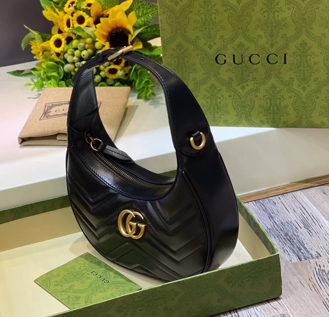 ✈️✈️✈️🔥𝐌𝐚𝐫𝐦𝐨𝐧𝐭系列半月包# ▫️型号：699514 ▫️尺寸：21.5*11*5cm 马尔蒙系列腋下包经典回归 四季热卖款，以月牙造型为特色，原厂牛皮立体绣花工艺饱满度很赞➕全铜五金❗️包包的轮廓很贴切身体的线条，可腋下手拎斜挎，性价比超高的一只.简直就是行走的种草机！