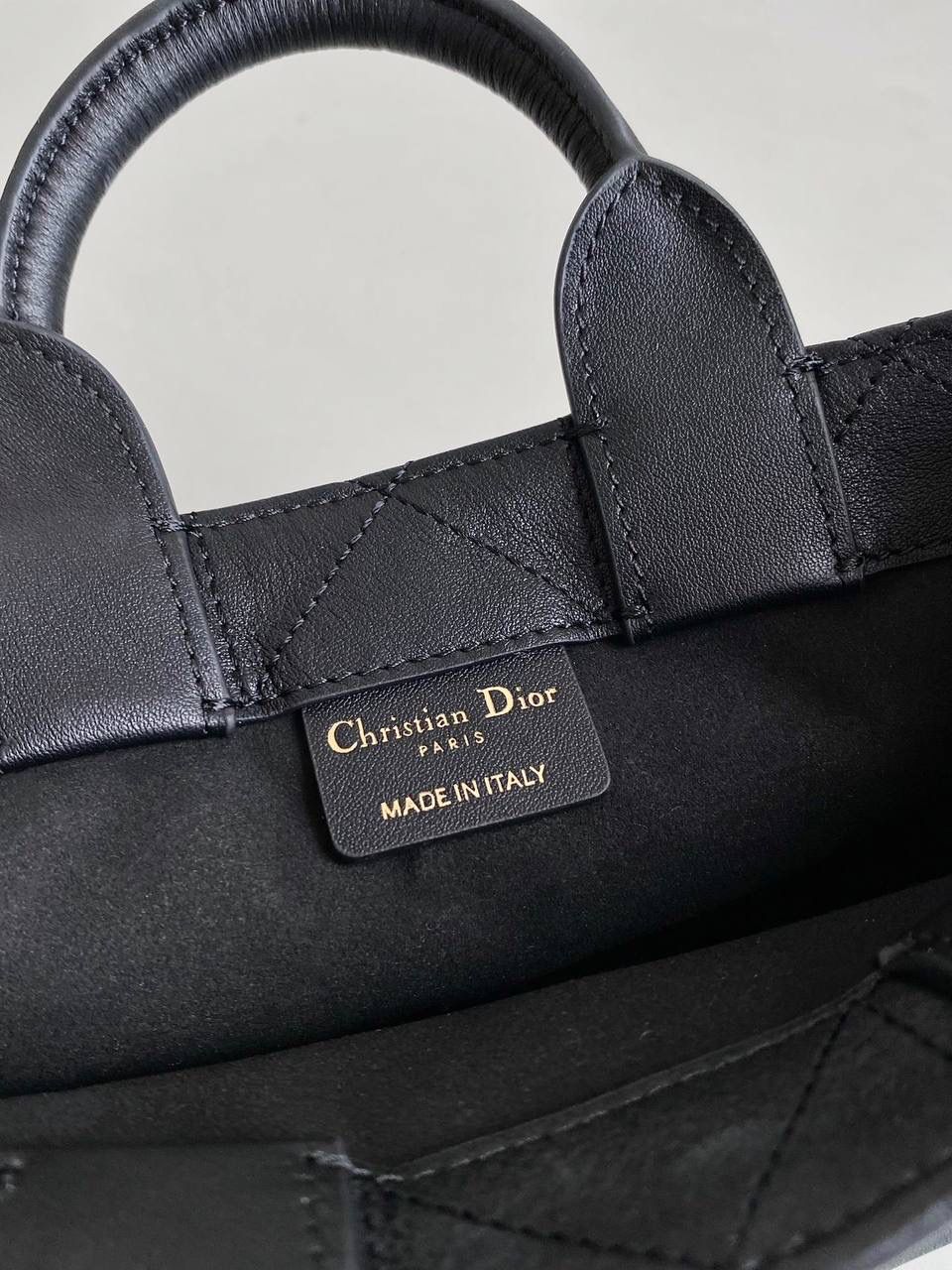 🈶全皮黑，mini 𝗗𝗜𝗢𝗥 𝗯𝗼𝗼𝗸 𝘁𝗼𝘁𝗲24新款 不得不说，D家确实好会玩啊 可以背的托特来了！简直不要太棒 在最最最经典的托特上又衍生爆款了🔥🤟🏻 可可爱爱的mini尺寸，恨不得天天背！😍 21.5×13×7.5cm