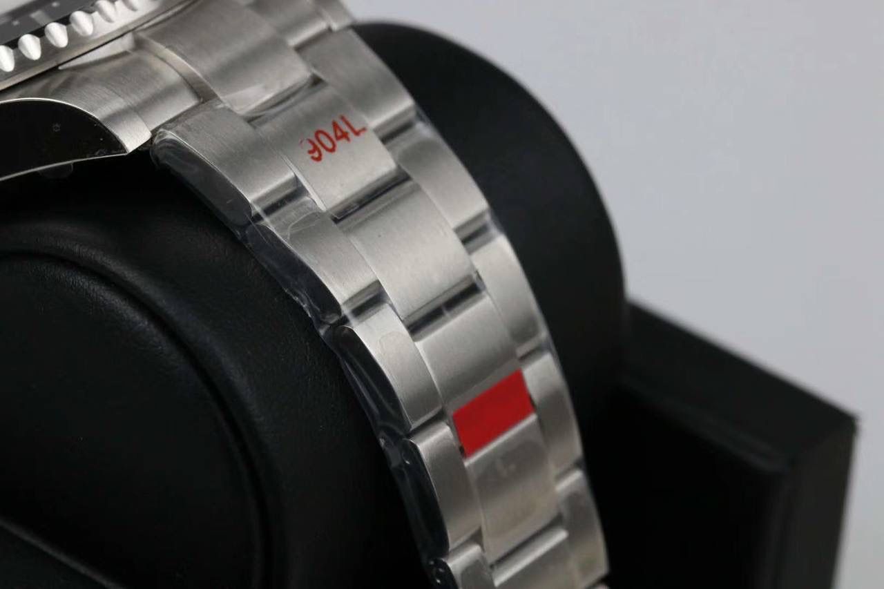 ROLEX 劳力士 鬼王系列 43mm 海使型 🎮 型号：Sea-Dweller m126600-0001｜EA3 全新研发 Cal.3235 一体机芯，历时近一年独立打磨，实现与原版一致的功能与外观结构，配件规格高度通用。 表壳采用 进口 904L 精钢，高精度锻造与抛光工艺；夜光刻度选用 瑞士进口夜光粉，发光效果贴近原版。 43mm 表径，结构扎实，细节严谨，整体质感与完成度优于同类版本。