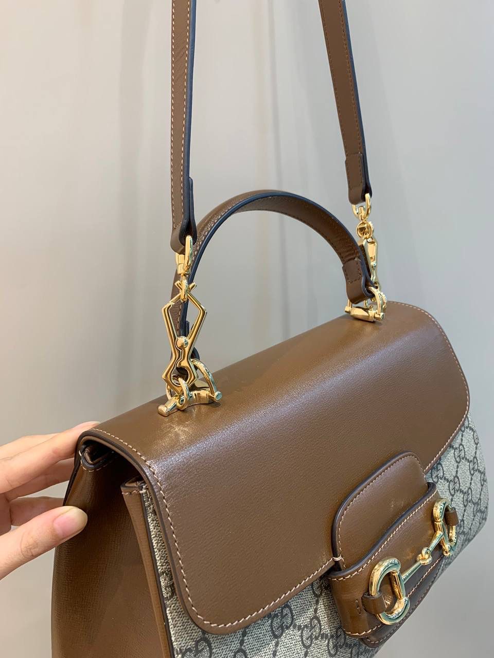 新背景实拍正品级 。（大号29cm） Gucci Horsebit 1955马鞍大号手提包 2023横空出世的超级最新大爆款‼️ 大号28cm证品售价，还是继续采用1955经典棕色原厂皮，除了包身的手提设计，另外配有两个不同风格的肩带，三种不同背法，容量皆备，小巧圆润的包型非常适合亚洲女性，绝对是2023大爆款，继迷你马鞍包后我最喜欢的第二单品‼️ 型号702049；尺寸29x21x11cm