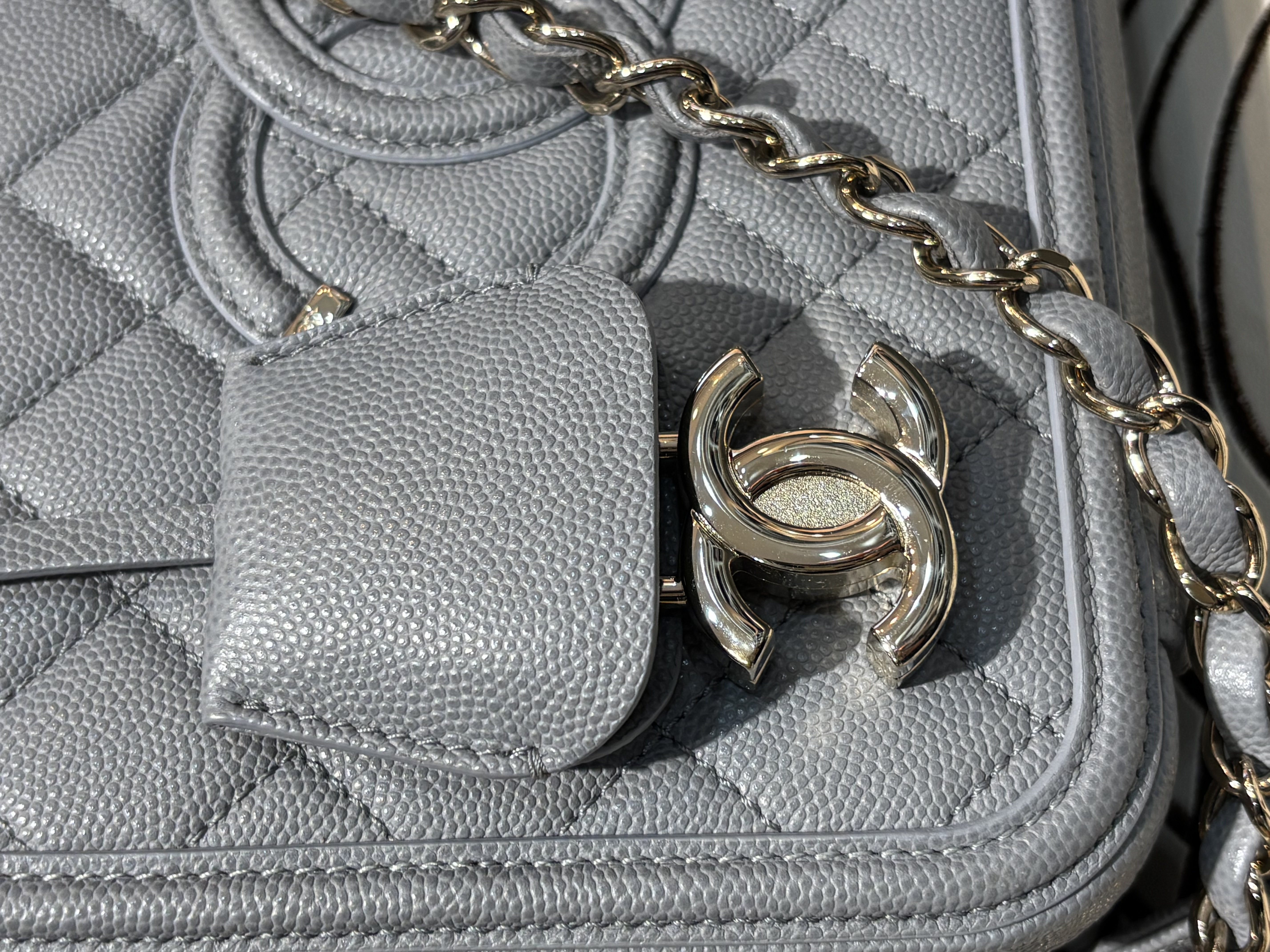 Chanel CC Filigree Shoulder Bag Grey 100%Authentic, 95%New ☑️29Card☑️Dust bag