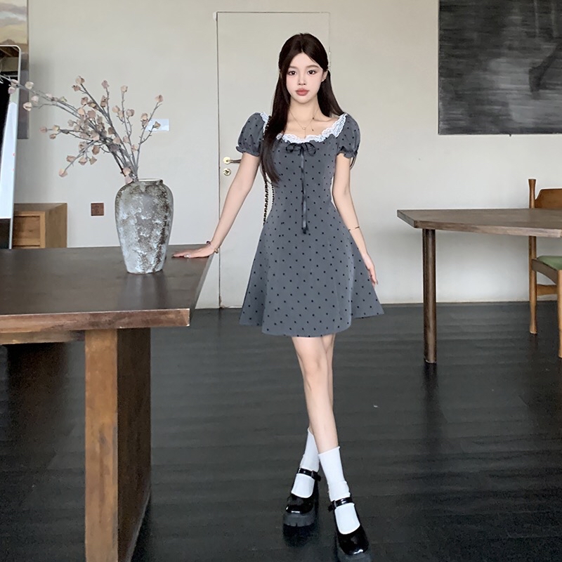 B91(011) MIU系千金风蕾丝花边领前部蝴蝶结系带植绒波点灰连身裙