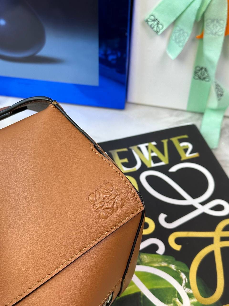 ⭐️最新升级版𝟮.𝟬-𝗣𝘂𝘇𝘇𝗹𝗲腰包⭐️ （土黄到货‼️） 尺寸：𝟮𝟰-𝟭𝟬.𝟱-𝟭𝟲𝗰𝗺 款号：052343 👉🏻长方体形状和精确的切割技巧创造出Puzzle 腰包以及独特的几何线条成为 “Loe罗家”的著名代表作~ 👉🏻金属搭扣开合，刻有标志logo徽标，可调节肩带，翻盖大容量插袋和一个外部拉链口袋，🐂柔软细腻napa小牛皮，正品Ykk五金，Anagram压纹，人字纹棉麻帆布内里 👉🏻（男女♀♂同款）大小非常合适。胸包、背包、单肩、斜挎、腰包五种背法任你解锁🔒 👉🏻 （独家背景➕独家品质➕独家包装➕独家控制对版细节📦➕精致全套礼盒套装❤️） 重点：让你花最少的钱💰体验最大的仪式感❤️