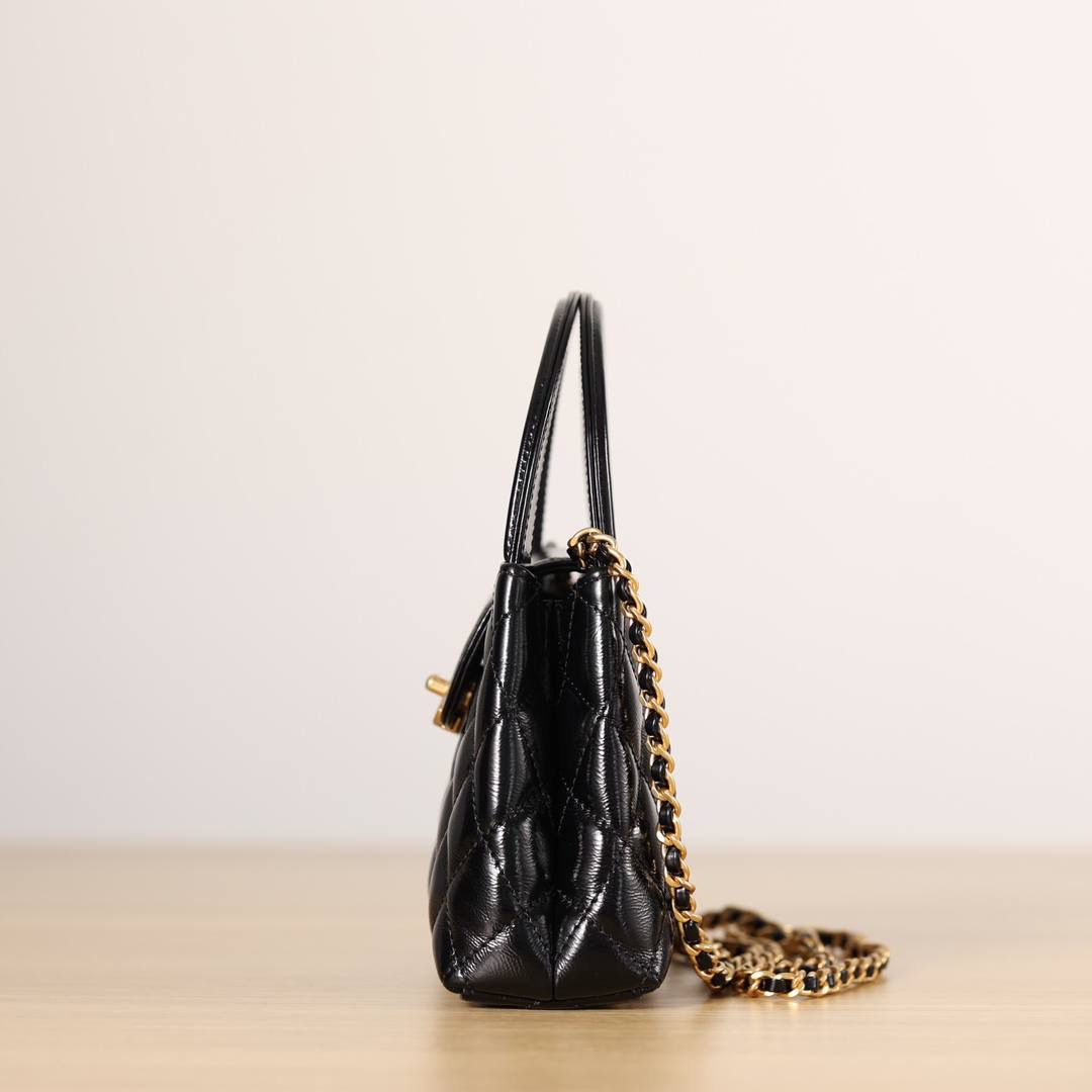 Chanel香奈儿 23k kelly💞👜 独家渠道货 独家纯原油腊金扣皮组装尾单货 尺寸：19cm x 13 cm x 7cm 金标链条带手柄 亮面小牛皮 斜跨单肩手提包 迷你女款黑色bag 原版开发 无原版不开发 每个细节都是对原对版