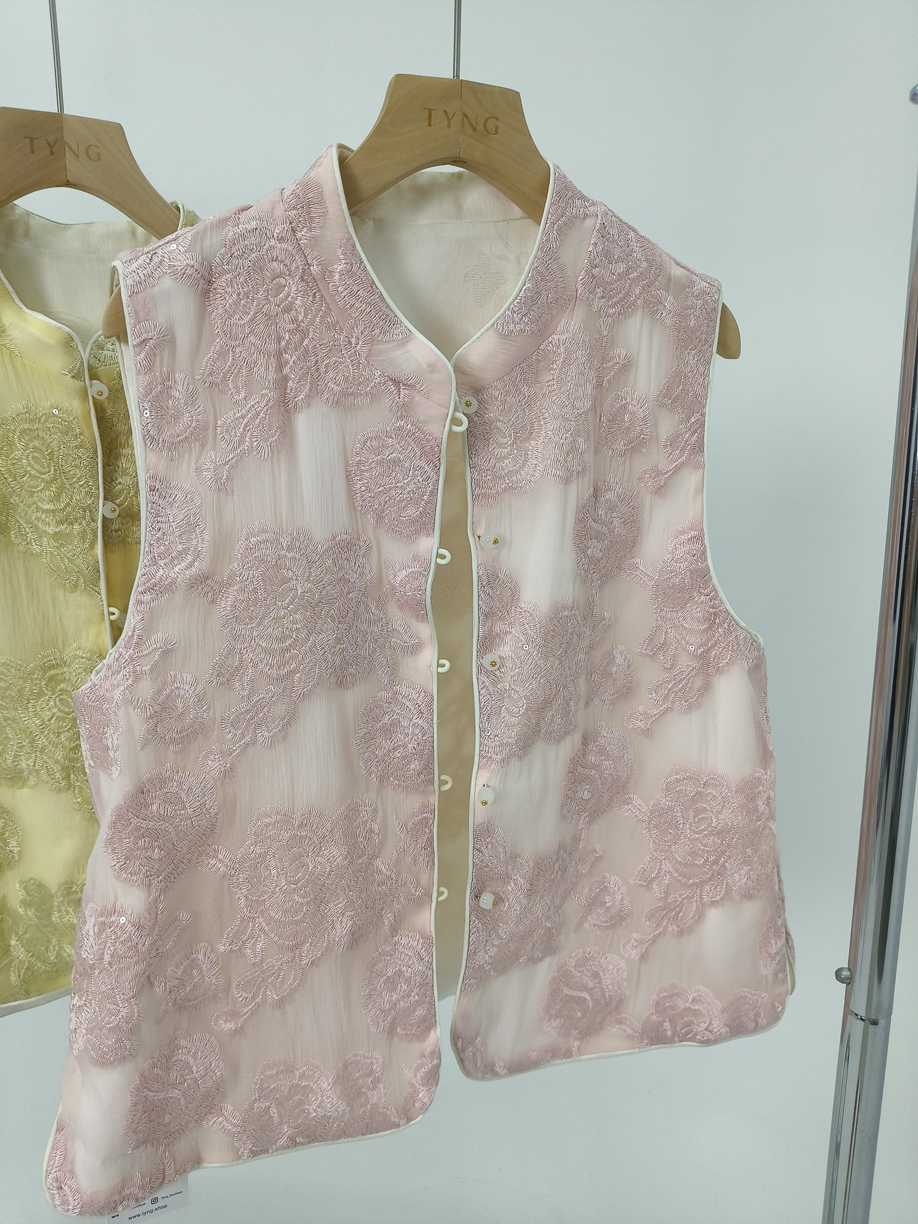 精致刺绣提花亮片马甲