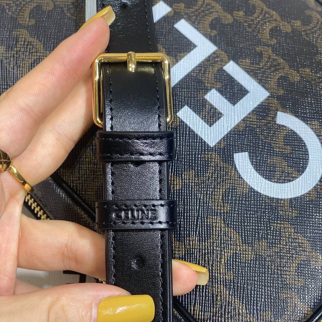 🔥大货实拍图 𝗖𝗘𝗟𝗜𝗡𝗘♥标志印花邮差包 不可否认Hedi的确做男款是很厉害的，这个老花相机包既实用又很好凹造型，绝对的好物推荐！型号：194502 尺寸：23*15*5cm