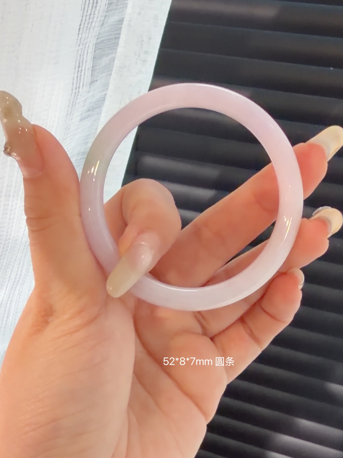 ✨ 马来西亚现货 ✨精品手镯 · 实物更美52圆条 粉冰胶条 翡翠手镯 ，适合52-54圈口的小手们💎 尺寸圈口：52mm ｜ 宽度：7mm ｜ 厚度：8mm💰Rm2280.00📄 附权威证书🕊 支持鉴赏期🌍 全球配送喜欢的宝宝欢迎 DM 💌先到先得，不留#马来西亚翡翠 #怡保 #吉隆坡 #新山 #新加坡