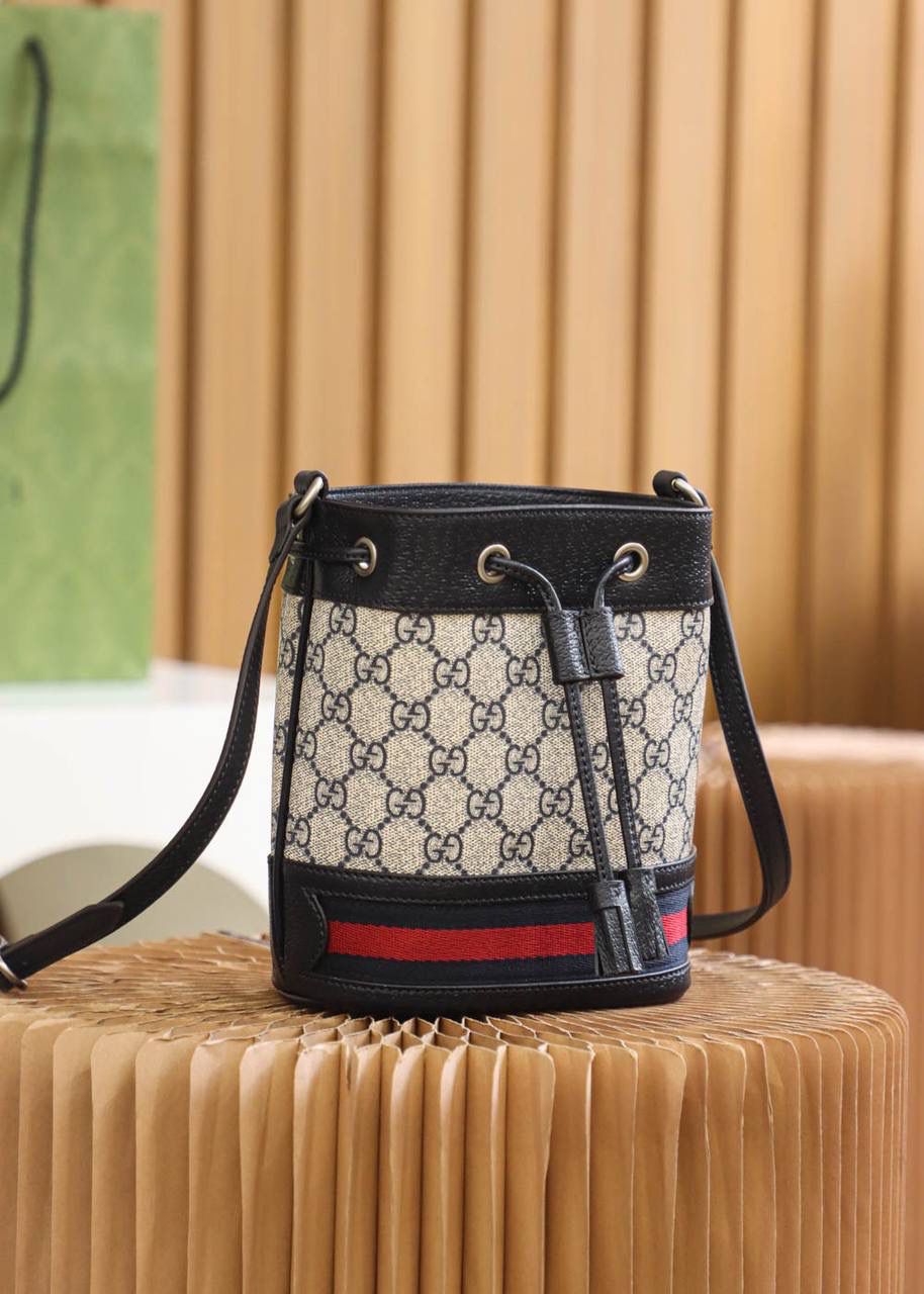 新配色𝑶𝒑𝒉𝒊𝒅𝒊𝒂 𝑮𝑮系列 原厂皮#550620# 🔷尺寸：15.5*19*9cm🔷 新配色𝐌𝐢𝐧𝐢小水桶，搭配全新的配色设计， 颜值真的是长在巅峰的审美上， 一年四季都非常百搭的小水桶造型， 承载着经典著作的味道，却以全新的面貌焕然一新，麻雀虽小，五脏俱全的日常容纳量，也是妥妥的满足了日常出街的使用感！