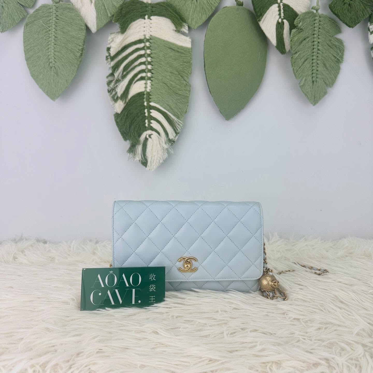 CHANEL 🤍PRE OWNED 淺藍色金球羊皮WOC鏈條包 晶片款 2024年🩵