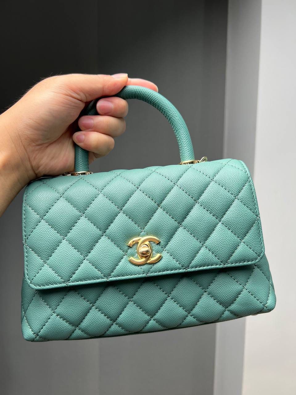 新coco handle小号绿色荔枝纹💞👜 和CF一个渠道的尾单货，拿过的都不用多介绍啦！新款驾到！独家渠道货！ 尺寸:14 X 24 X 10cm