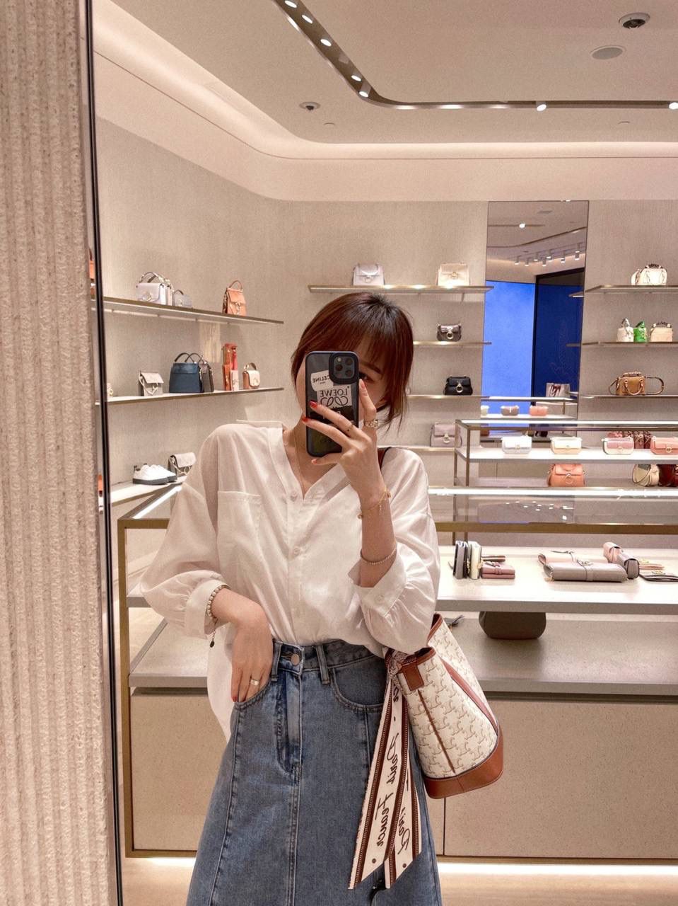 🔥大货实拍图 𝗖𝗘𝗟𝗜𝗡𝗘♥𝗧𝗥𝗜𝗢𝗠𝗣𝗛𝗘 𝗖𝗔𝗡𝗩𝗔𝗦小号水桶 型号：191442 尺寸：30*22*13cm。 小个子女生也能轻松hold住的水桶包🧡