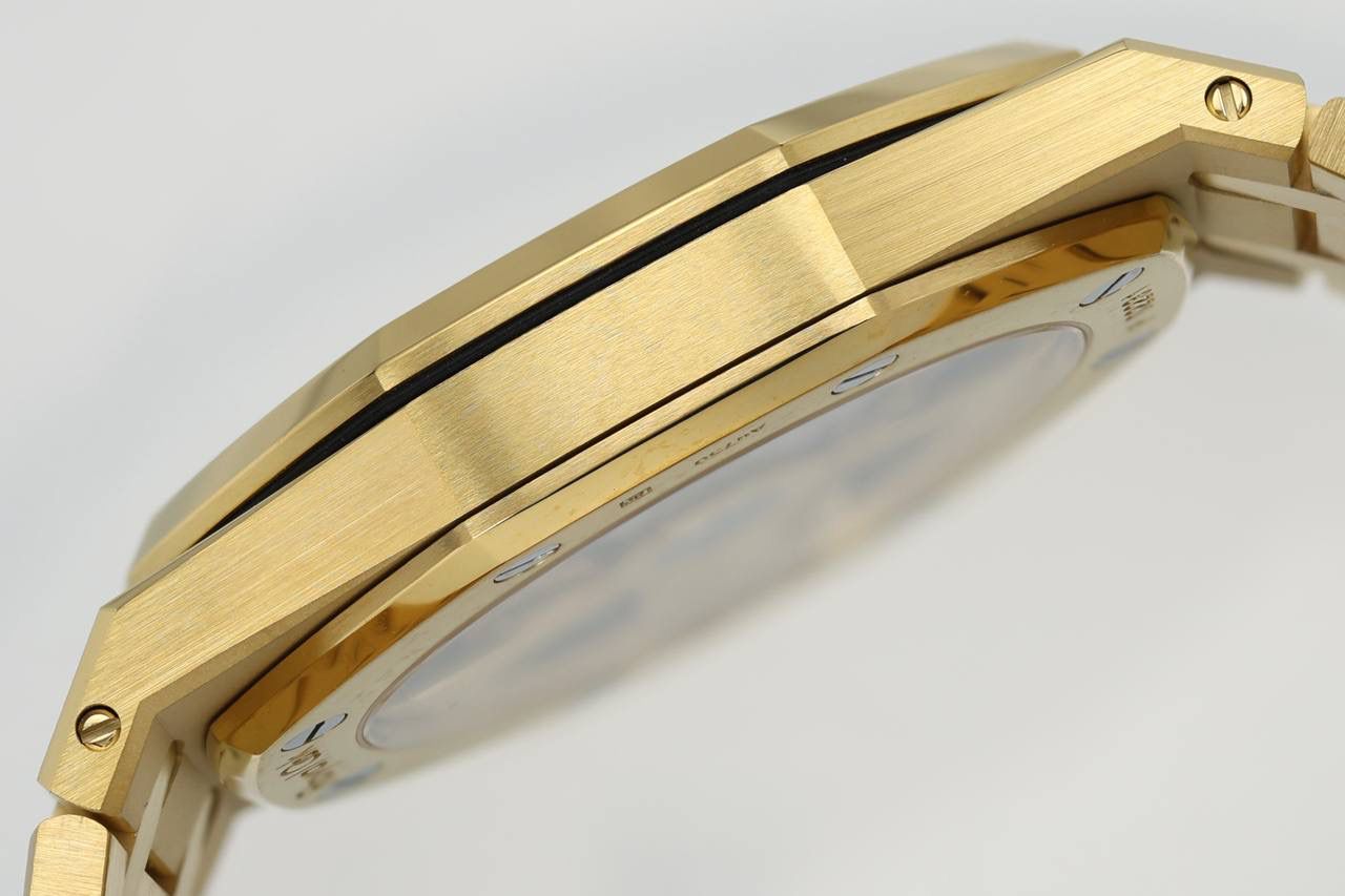 🚀AP皇家橡树系列39MM的16202BA “JUMBO”超薄腕表 全新鎏金咸蛋黄💯 【壳套】39mm黄金表壳承袭标志性八角形轮廓，外露六角螺钉镌刻时光经典，8.1mm超薄厚度突破金表佩戴桎梏，贴腕贴合的质感，整表黄金色拉丝与抛光工艺交错打磨，从表壳到一体成型表链，每一寸肌理都藏着瑞士高级制表的匠心，AP字样折叠表扣，轻扣间尽显优雅仪式感。 【鎏金面】表盘是16202BA的灵魂所在，独树一帜的烟熏黄金色渐变，从中心鎏金向边缘晕染成深邃墨色，宛如落日熔金坠入暮色，「Petite Tapisserie」小格纹装饰暗藏肌理层次，黄金荧光立体时标与皇家橡树指针错落排布，6点位经典AP标识、3点位日历视窗，简约布局却藏满细节巧思，夜光加持，昼与夜的美皆不缺席。 【新一代机芯】ZF全新的超薄Calibre7121机芯，厚度3.2MM，采用手工打磨饰面，频率为4赫兹（每小时振动28800次），拥有48小时以上的动力储存。日期盘的独特之处在于具备新式快速调校功能的扁平式节能机制。