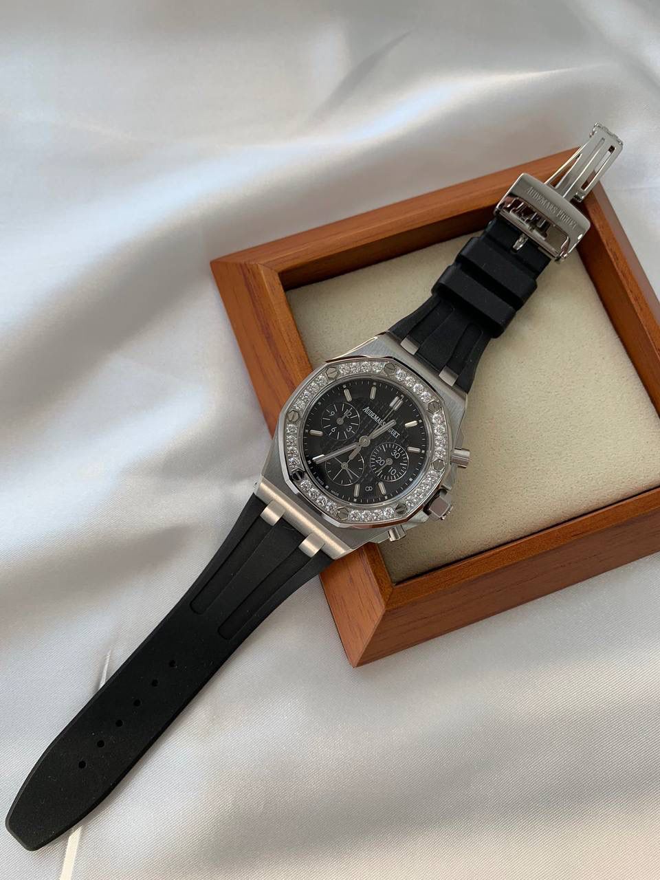 爱彼女款、小红书爆款，喜欢大表盘的女生、必备款，表盘37MM、蓝宝石防刮花玻璃，316精钢表壳、纯手工镶嵌32颗莫桑钻、搭配瑞士多功能石英机芯精准走时，表带采用进口橡胶工艺，佩戴舒适不过敏、折叠扣设计，佩戴便捷，数量有限，先到先得，多种色系，穿搭任选！