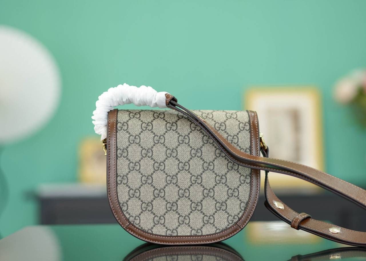 👜🔥Gucci Horsebit 1955系列迷你半圆形手袋 棕色 17cm 正品售价,500 独家原厂皮发售 限量级别 GG家这只新款1955半圆包， 目测即将大爆！ 马衔扣标志性设计元素，半圆包型显得更加时尚俏皮，高级复古又有现代感，肩带长短可以调节，不大不小刚刚好~ 官方款号 760191 尺寸：17x18.5x7.5cm