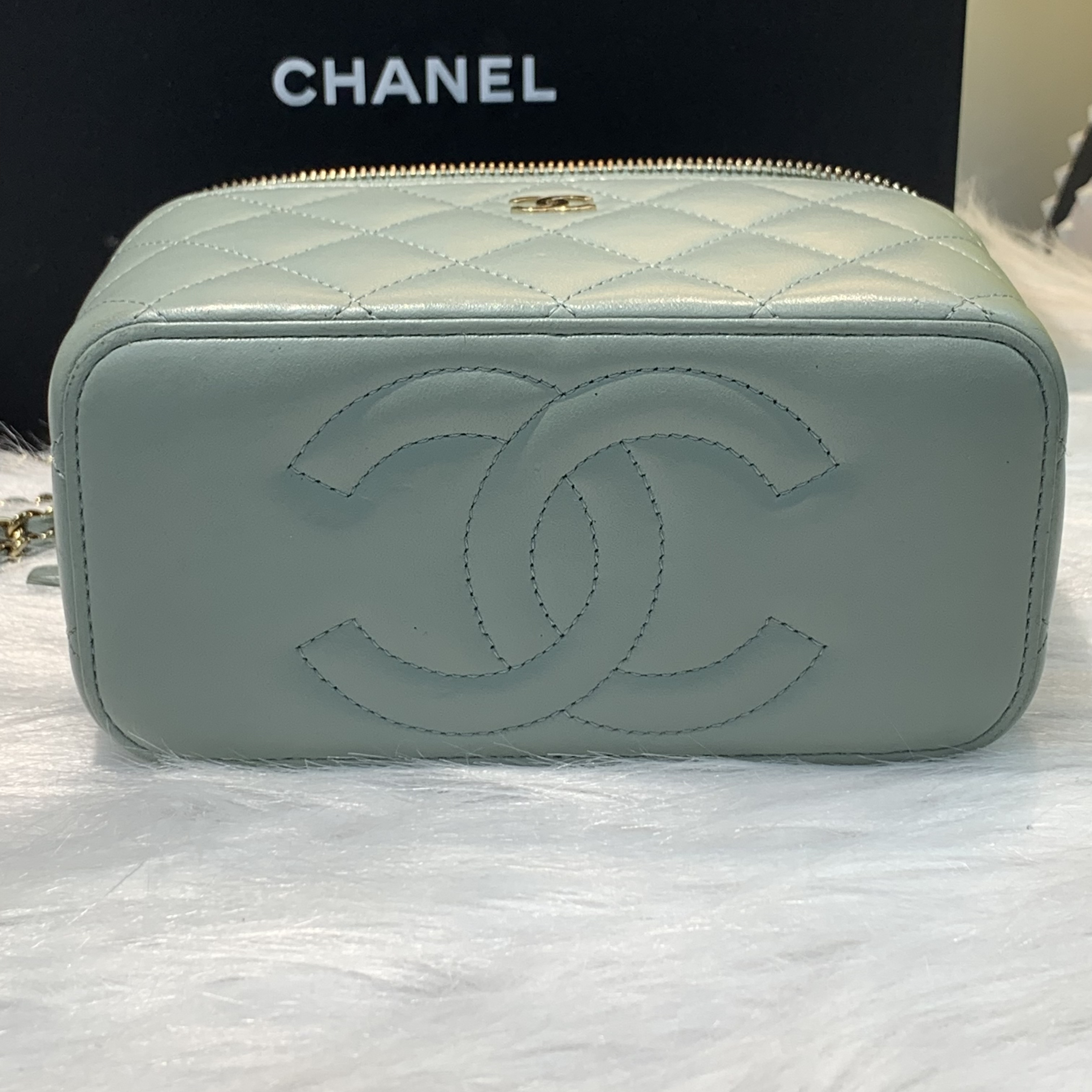 Chanel 淺色系淡灰色羊皮金扣化妝包 馬年開運顏色系列之一🩵