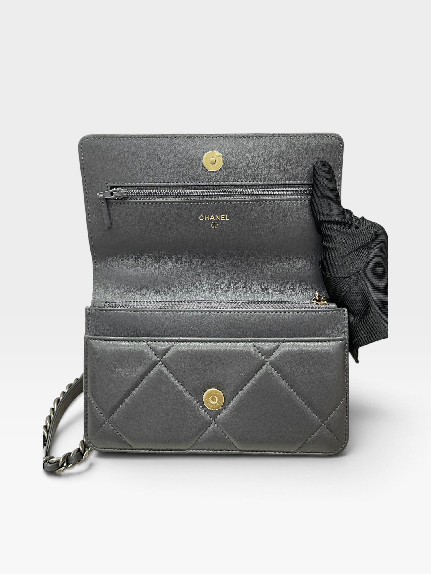 Pre-Owned CHANEL 19 Wallet On Chain / Product Code: 091008