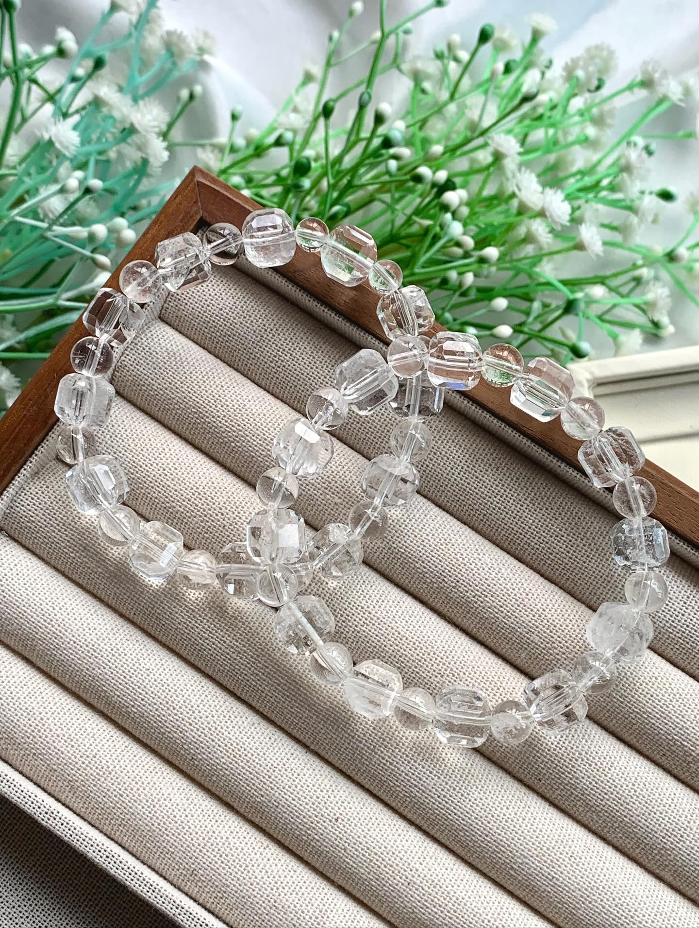 方糖白水晶 ｜Cube Clear quartz 9m+ RM58白水晶主健康，能够平衡个人身心与情绪，有助于集中精神。 白水晶放置于书桌上，有助于小朋友加强集中力和记忆力，从而助力学业提升。白水晶吊坠具有平衡的能量，可用作护身符、平安符。 白水晶的能量可使个人头脑清晰，精神爽利。Clear quartz’s spiritual and metaphysical properties enable it to cleanse all the chakras, protect against negative energies, and connect with higher levels of consciousness. This powerful crystal is truly a gift from the Earth, providing healing, clarity, and light to all who embrace it.#白水晶 #clearquartz #bracelet #手串 #crystal #马来西亚水晶网店 #天然水晶 #高货白水晶 #crystalhealing #crystaljewelry #crystalbracelet #水晶手串 #naturestone