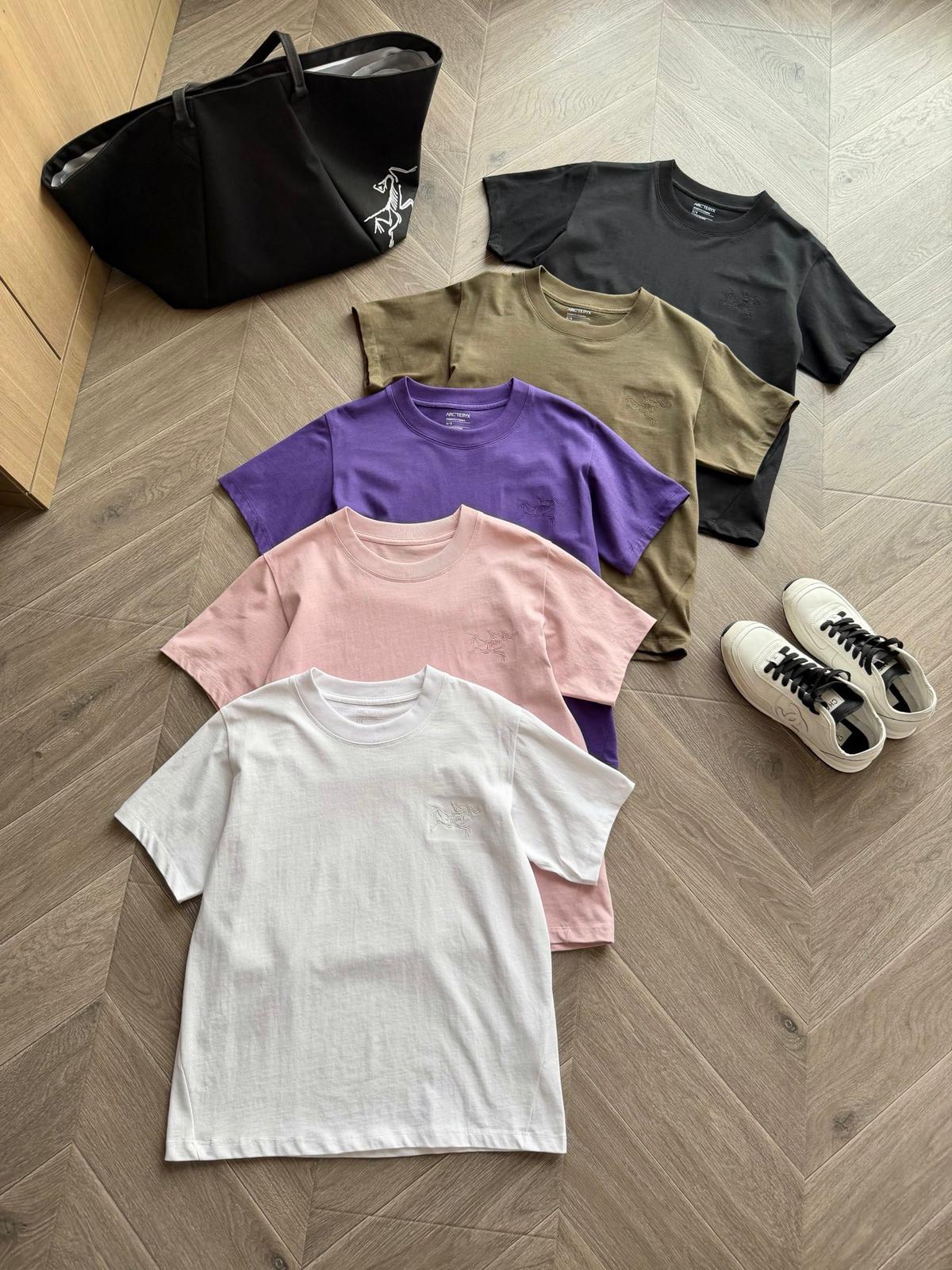 $118件。2件起$108件。A*rcteryx始祖刺繡五色短袖