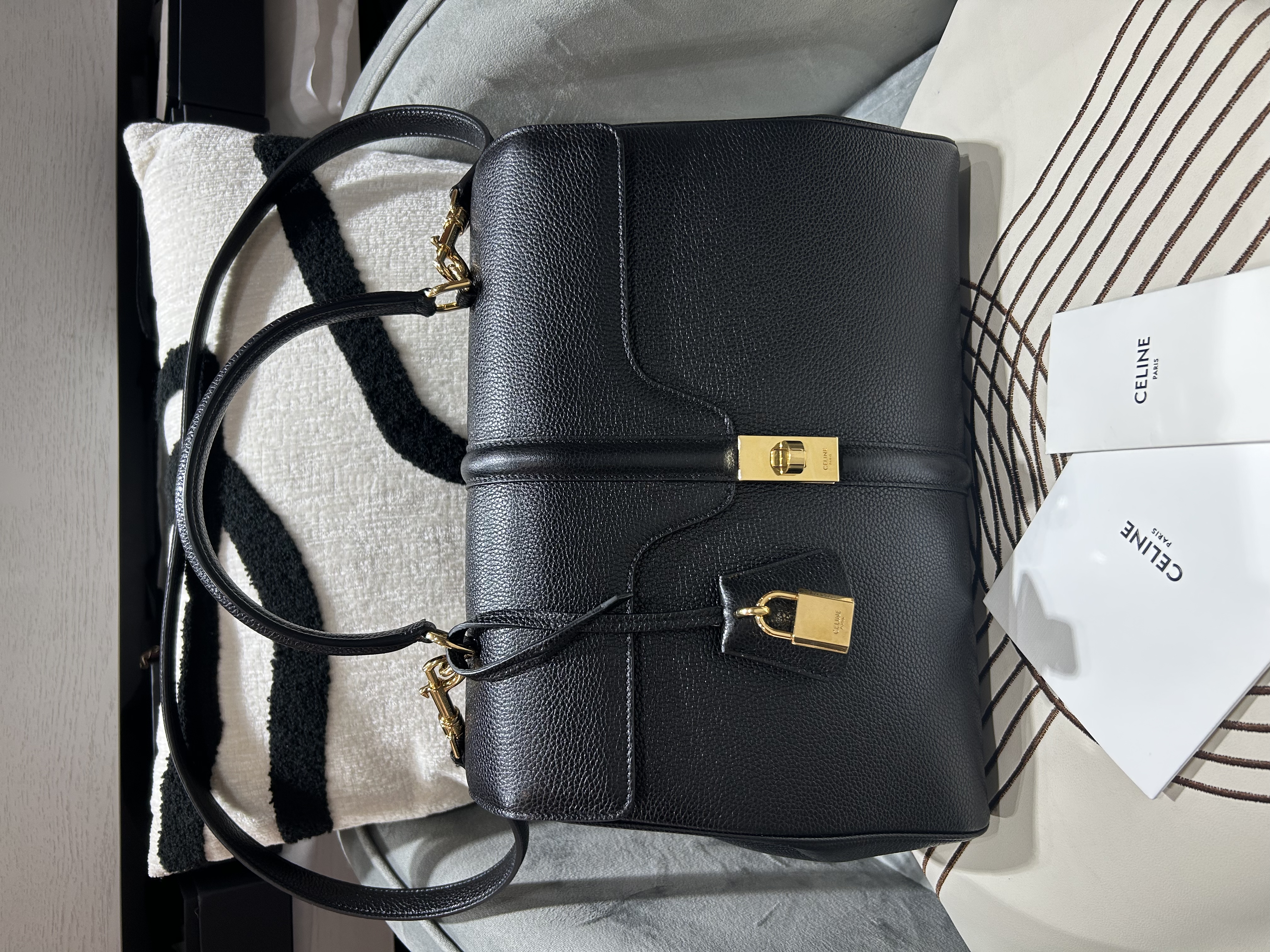 CELINE 16 Medium 2 way bag Black Calfskin黑色小牛皮16 中號兩用袋100%Authentic, 98%new ✅專門店收據✅防塵袋✅肩帶 