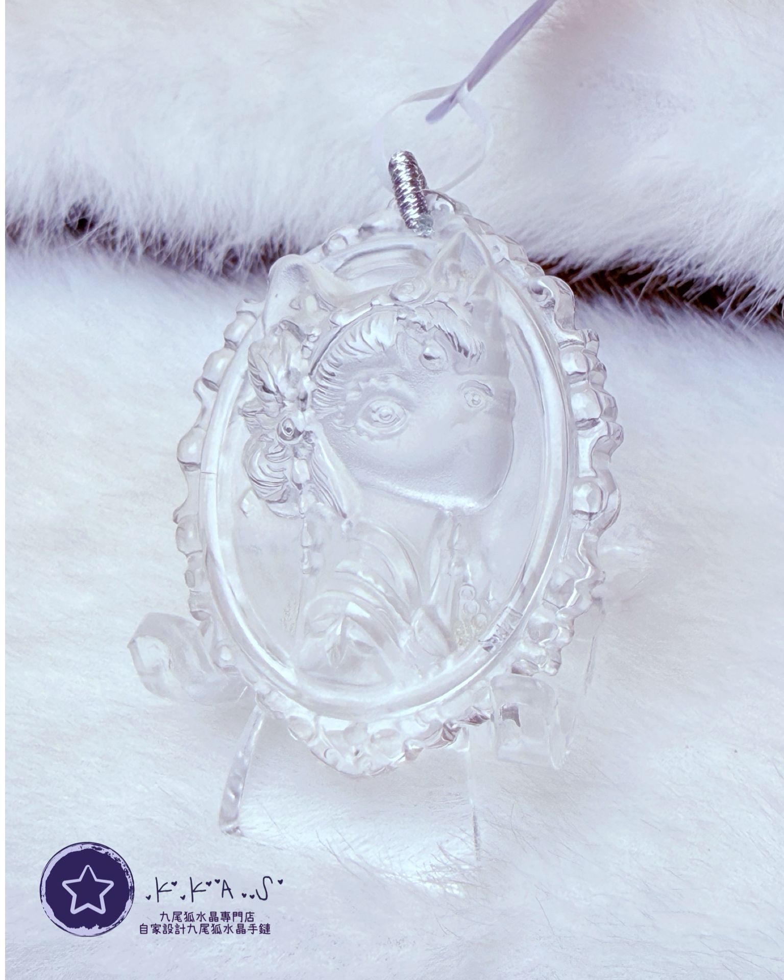 K00189 白水晶 半立體雕刻狐女孩 - 吊墜/手牌兩用款